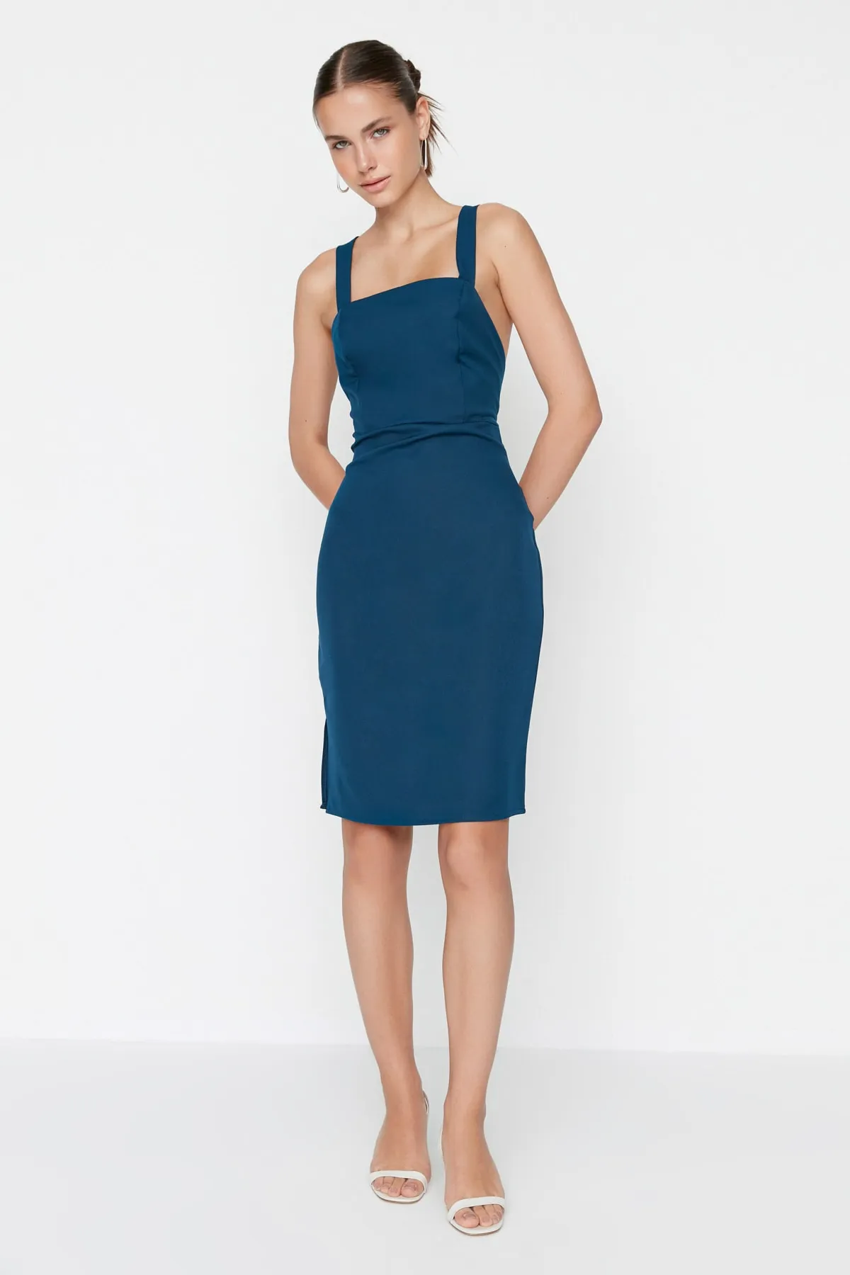 Trendyol Collection  Gewebtes Kleid mit Ölträgern TWOSS22EL00533