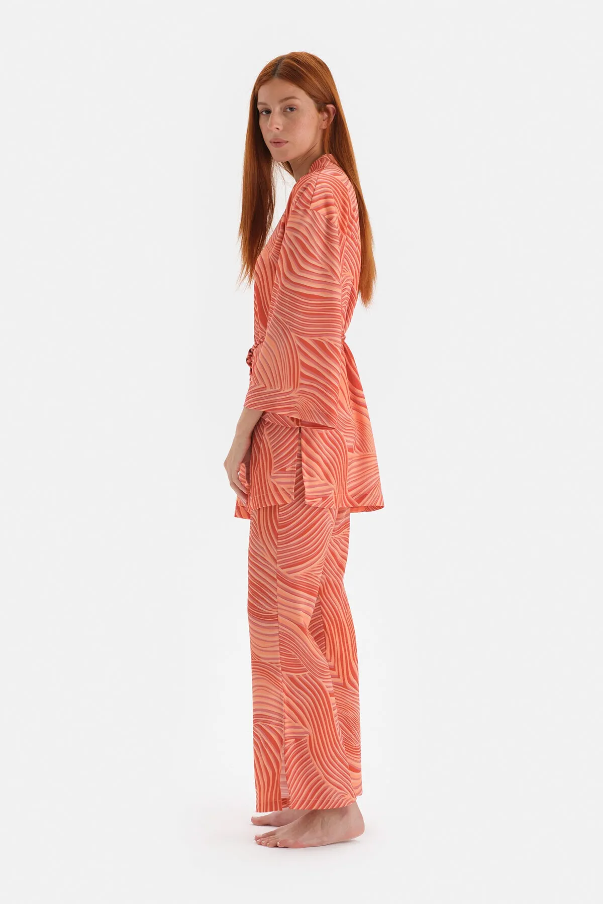 Dagi  Morgenmantel aus bedrucktem Satin mit Fliesenmuster und Schlitzdetail