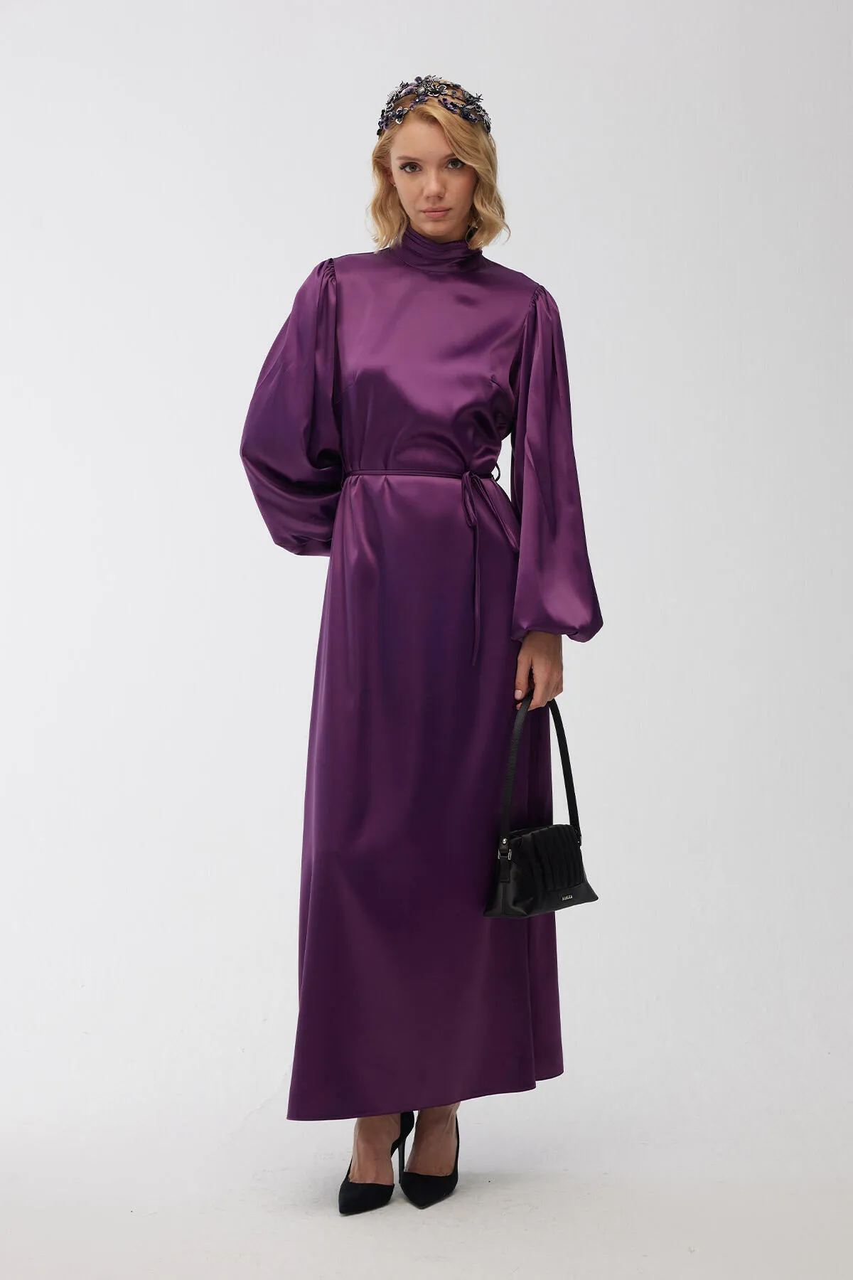 Manuka  Abendkleid aus Satin mit Ballonärmeln in Lila