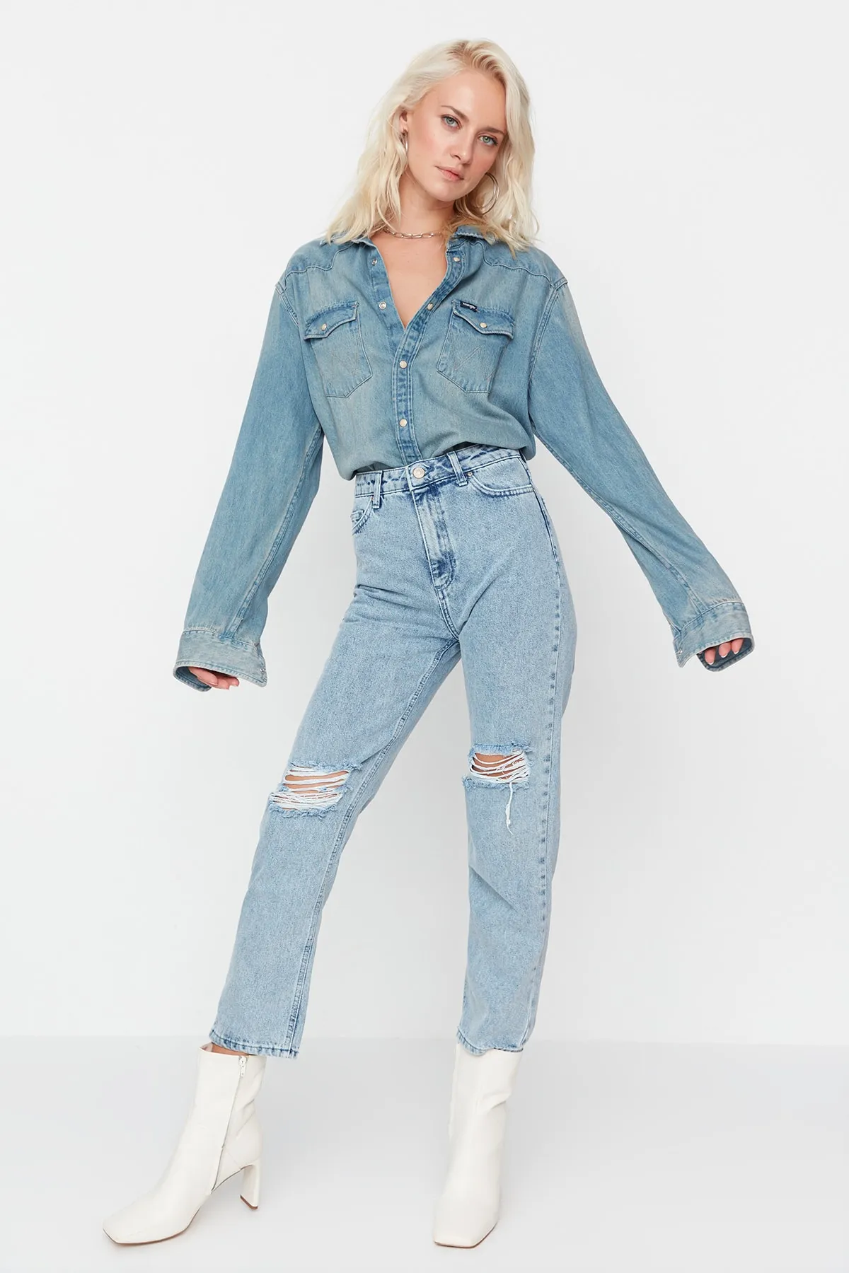 Trendyol Collection  Blaue zerrissene Jeans mit hoher Taille und geradem Bein TWOAW21JE0120