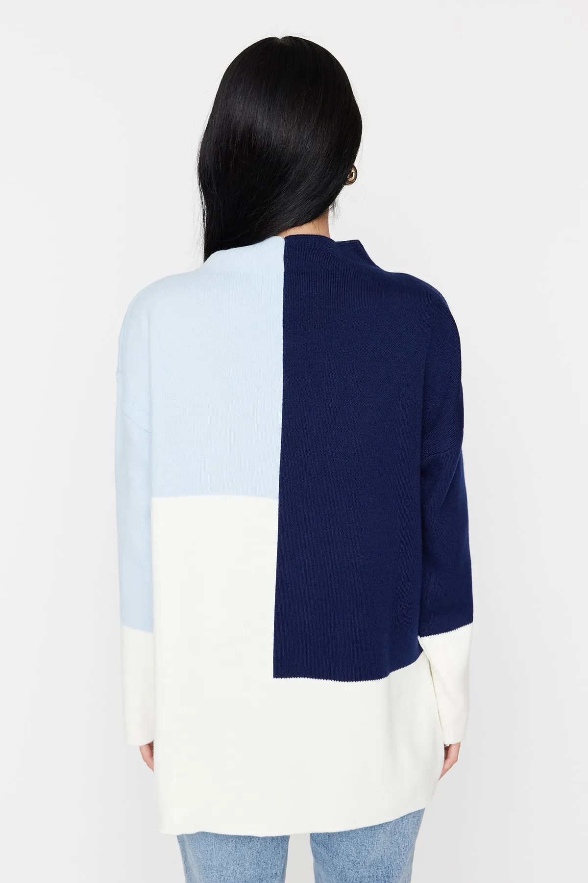 Trendyol Modest  Blauer, farbblockierter Strickpullover mit hohem Kragen TCTAW22AK0054