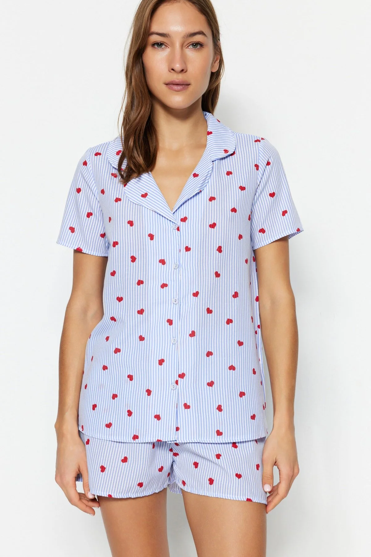 Trendyol Collection  Blau gestreiftes Pyjama-Set aus Viskosegewebe mit Herzmuster THMSS22PT0091