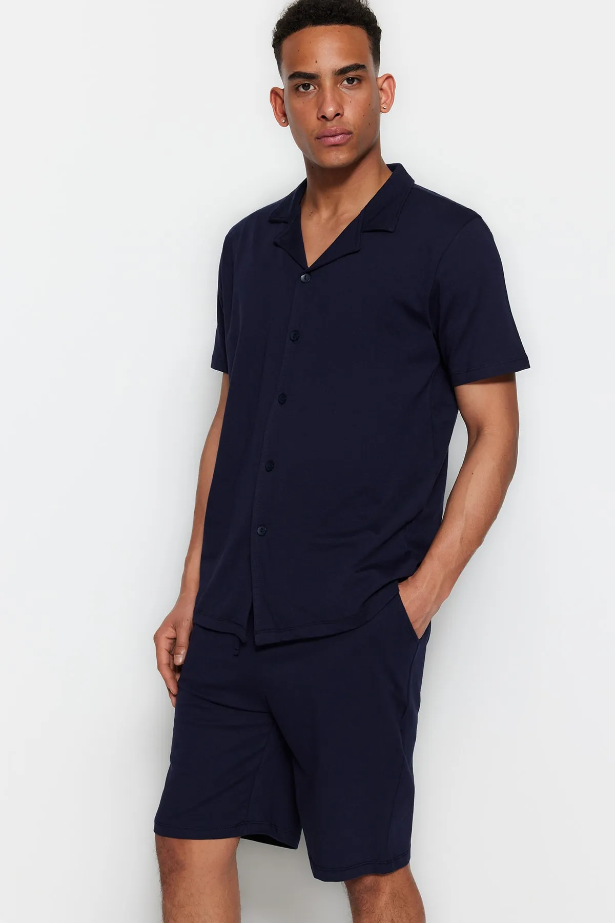 Trendyol Collection  Marineblaues Unisex-Pyjama-Set mit Shorts und Apache-Kragen in normaler Passform TMNSS23PT00007