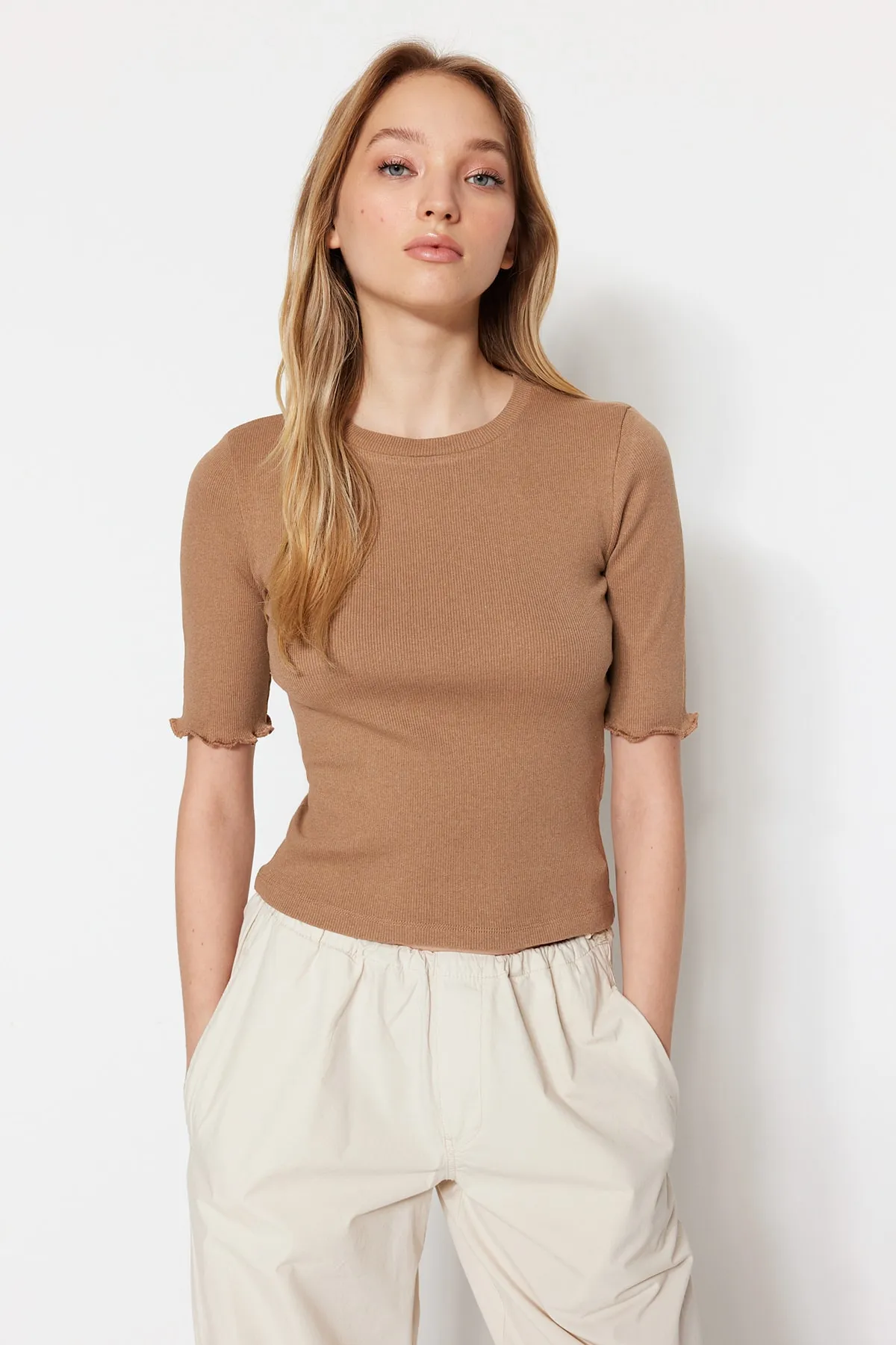 Trendyol Collection  Nerzfarbene, taillierte/taillierte Bluse aus Stretch-Strick mit Rundhalsausschnitt und Kordelzug TWOSS23BZ00025