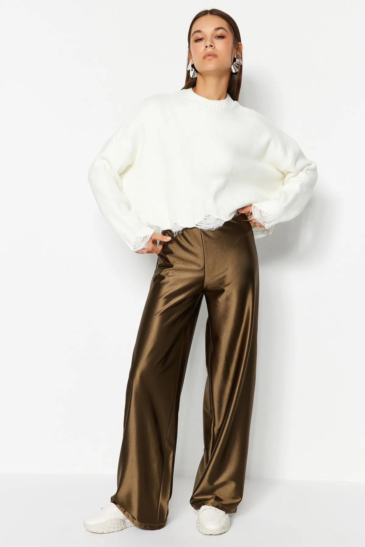 Trendyol Collection  Khakifarbene Premium-Satin-Hose mit weitem Bein/Strickhose mit weitem Bein TWOAW24PL00064
