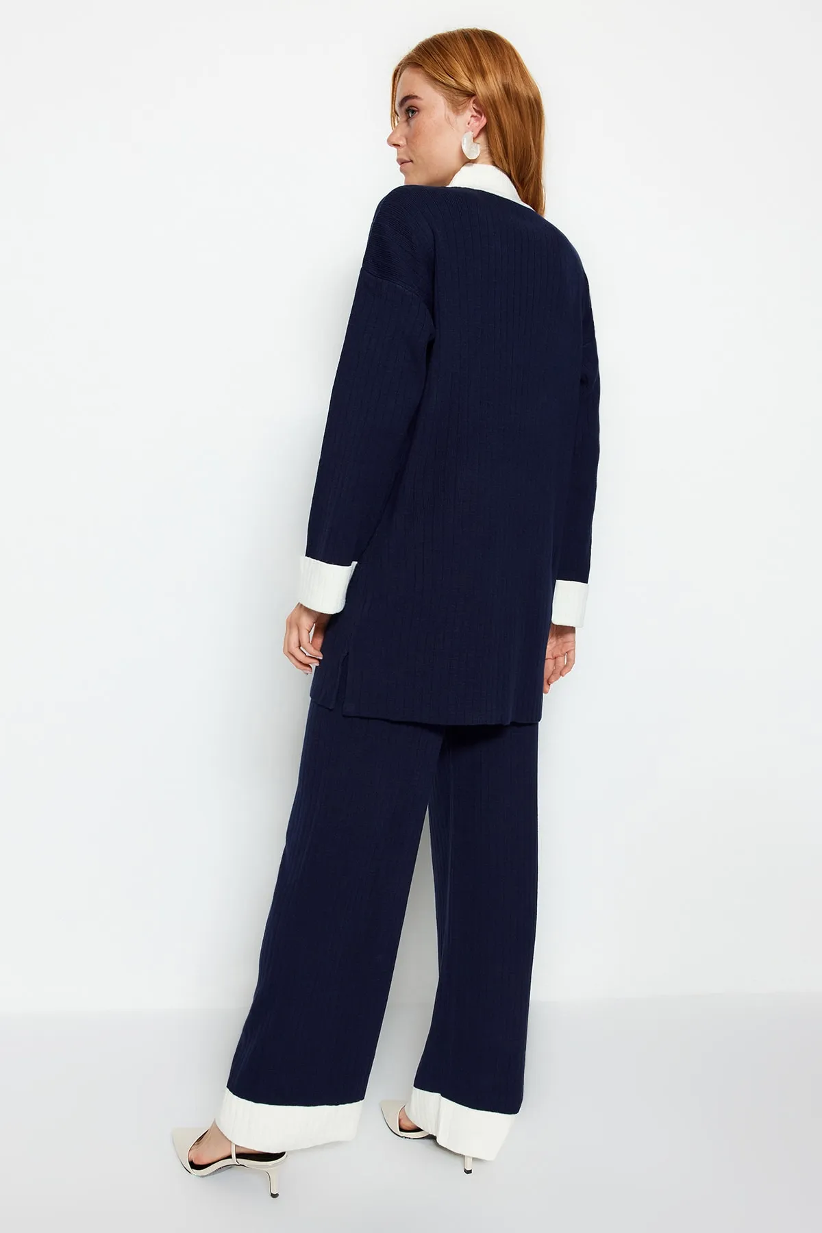 Trendyol Modest  Marineblaues Strickset mit Stehkragen und Farbblock-Muster, gerippter Pullover und Hose TCTAW22US0080
