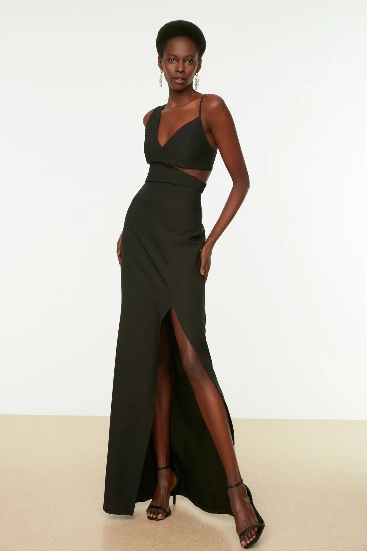 Trendyol Collection  Schwarzes, gefüttertes, gewebtes langes Abendkleid mit Fenster-/Ausschnittdetails TPRSS21AE0179