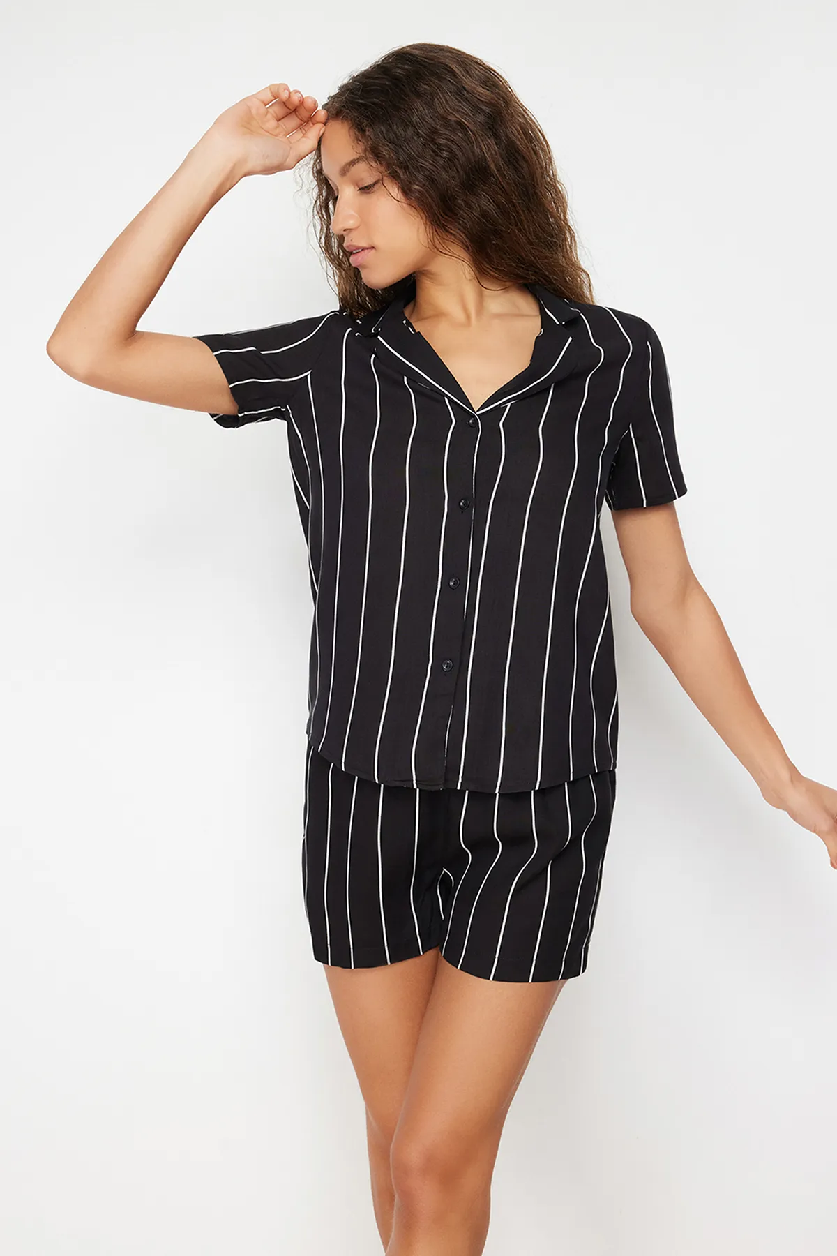 Trendyol Collection  Schwarz gestreiftes Viskose-Pyjama-Set THMSS24PT00012
