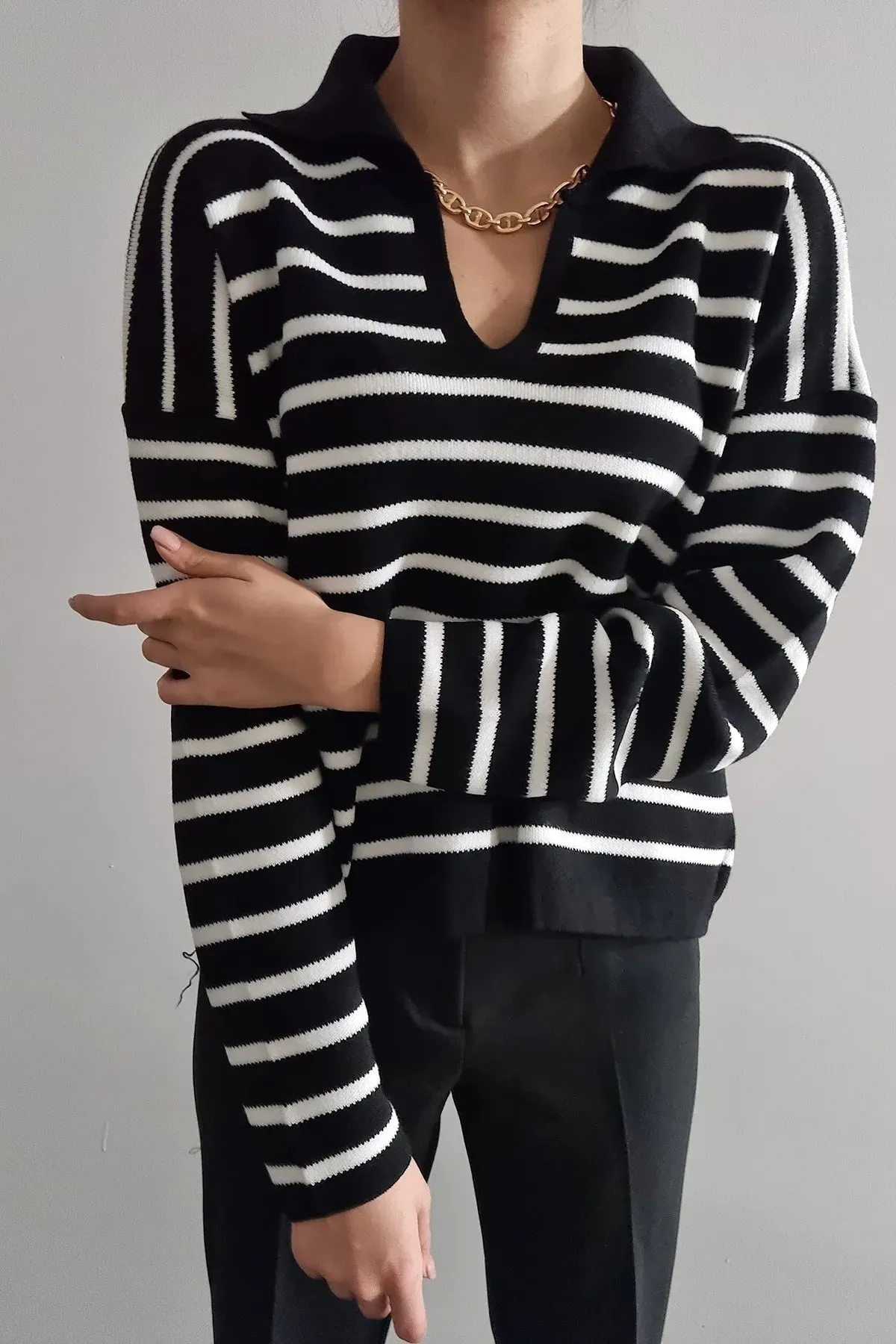 MODAGEN  Gestreifter langärmliger Strickpullover für Damen in Schwarz mit Polokragen