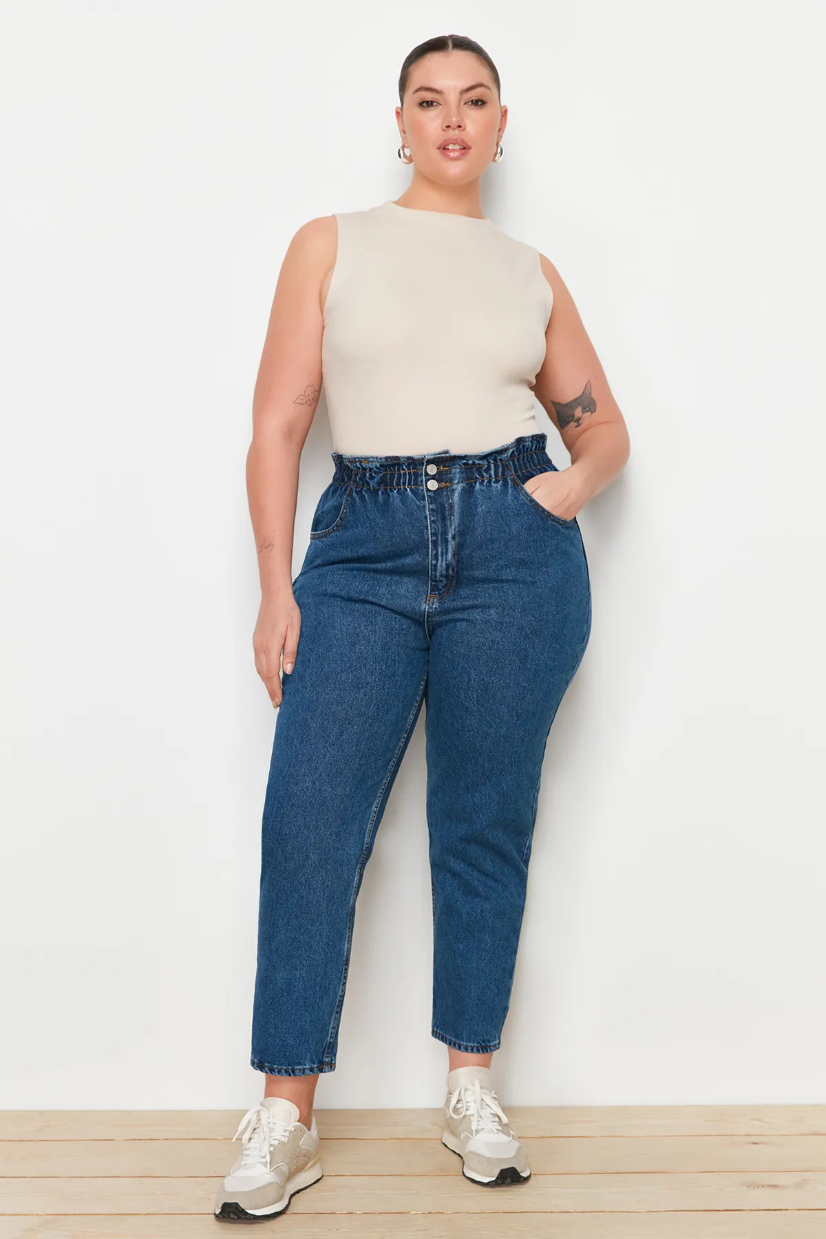 Trendyol Curve  Blaue Mom-Jeans mit hoher Taille und elastischem Bund TBBAW23JE00002