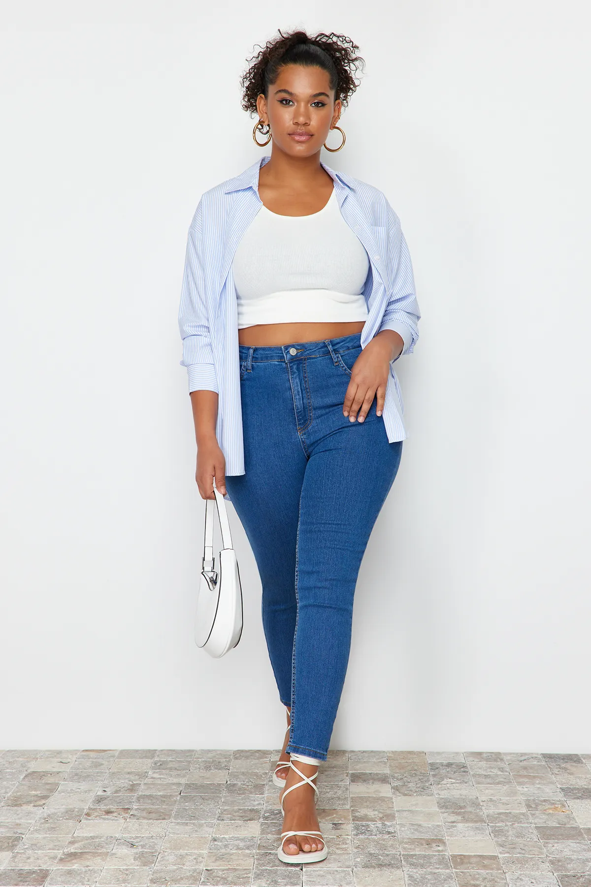 Trendyol Curve  Hellblaue, extra flexible Röhrenjeans TBBSS24CJ00006