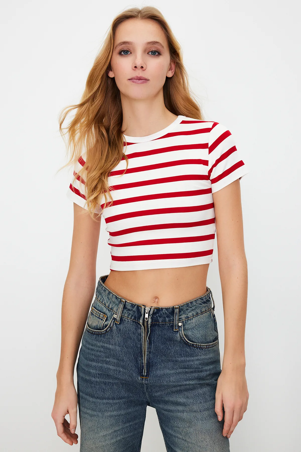 Trendyol Collection  Hochwertige Ecru-Rot Ecru gestreifte 2er-Pack Viskose Crop Stretchy Strickbluse TWOSS23BZ00194