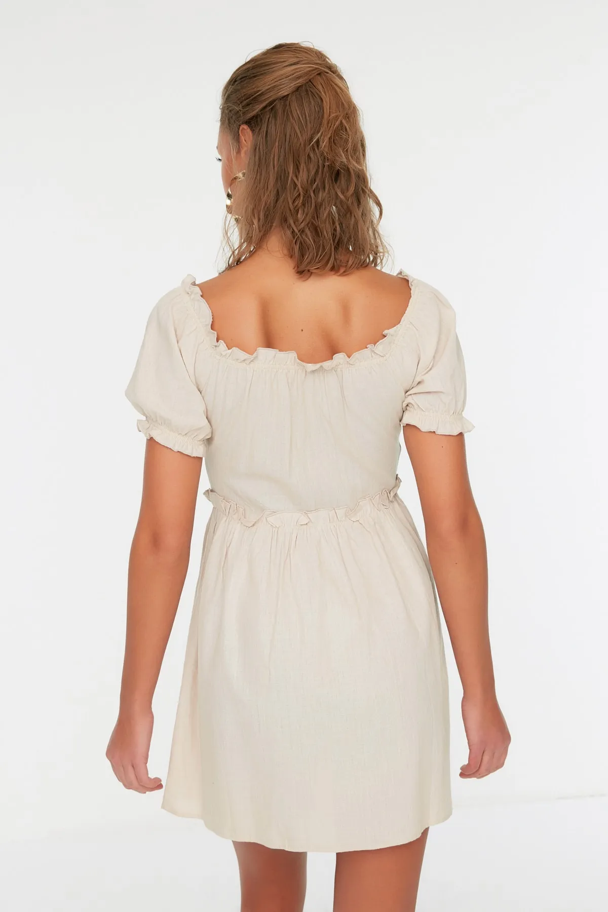 Trendyol Collection  Beigefarbenes Strandkleid mit Knopfdetail TBESS21EL3908