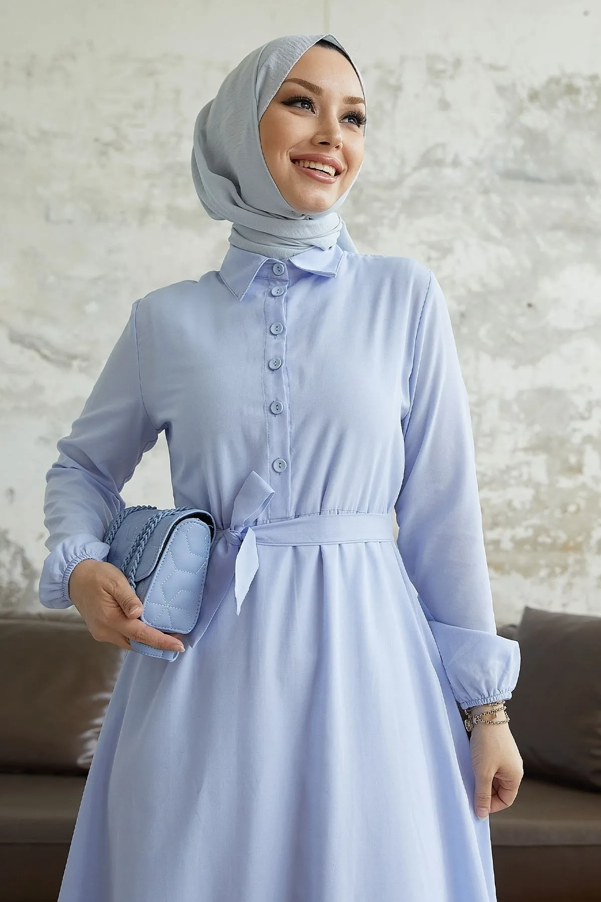 InStyle  Alerya Kleid mit Gürtel und Knöpfen – Babyblau