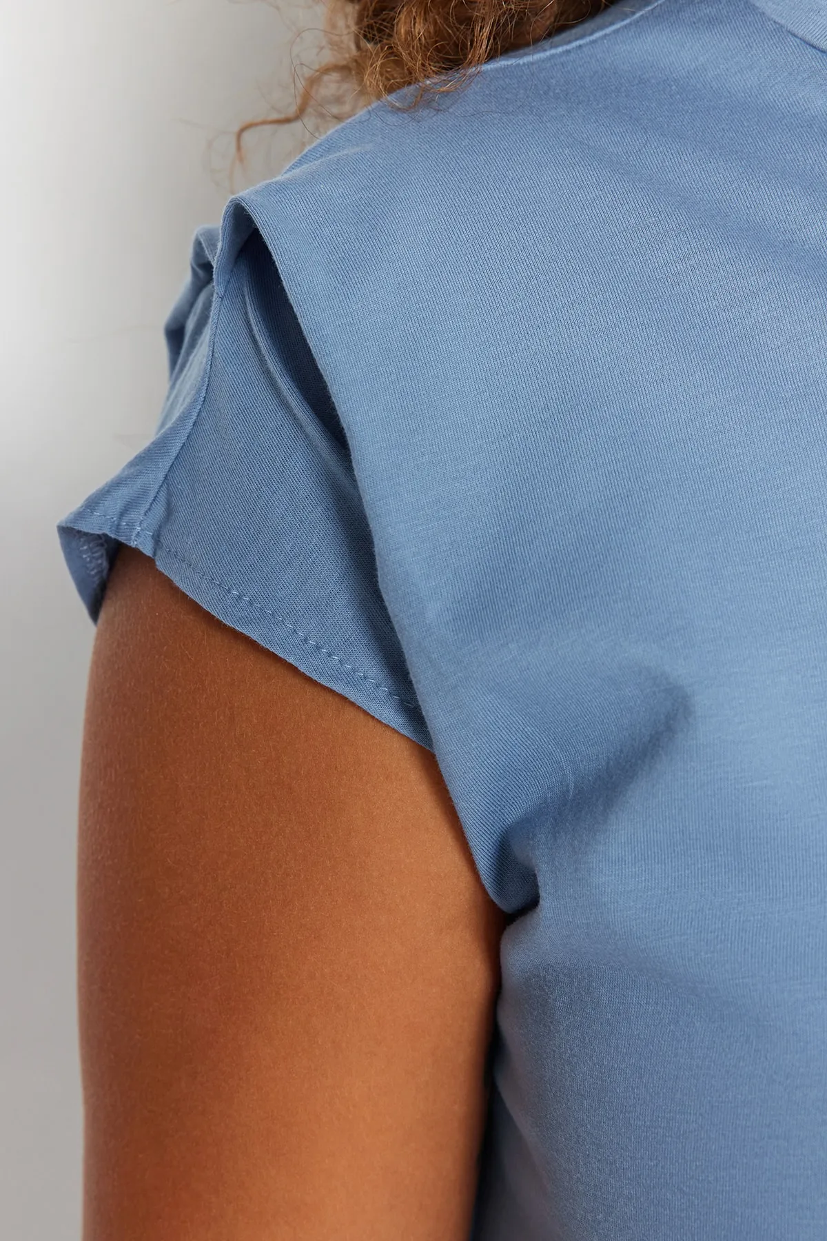 Trendyol Curve  Blaues, detailliertes Strick-T-Shirt mit Rundhalsausschnitt und Ärmeln TBBSS22BF0023