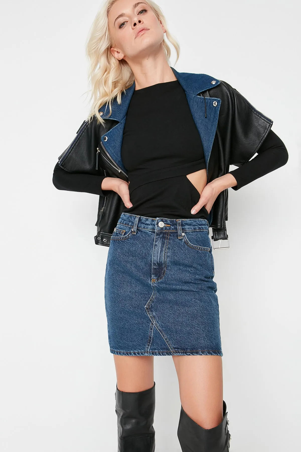 Trendyol Collection  Indigoblauer Mini-Jeansrock mit hoher Taille und Basic-Nähten TWOSS20ET0151