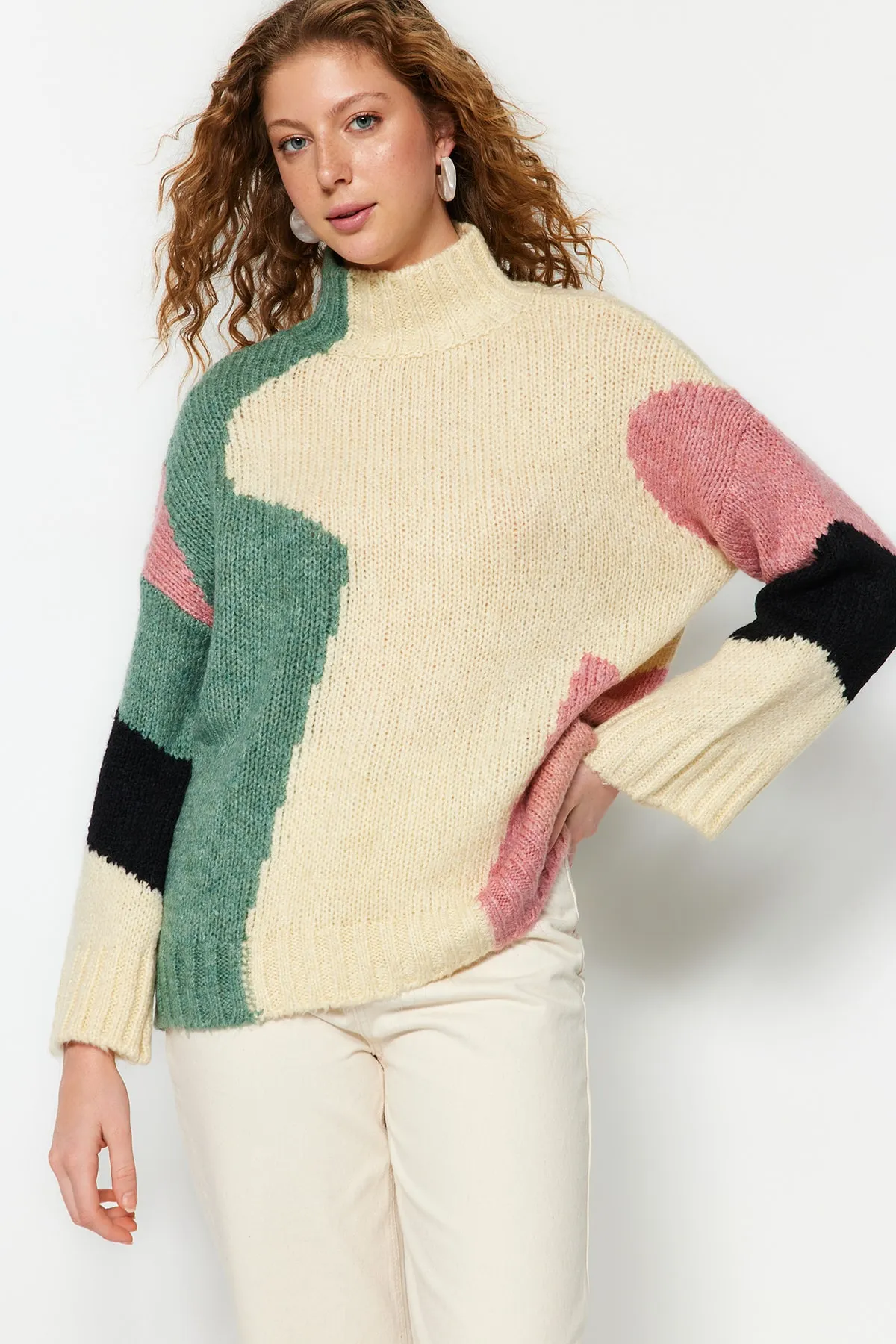 Trendyol Collection  Beigefarbener, weich strukturierter Strickpullover mit Farbblockierung TWOAW20XS0047
