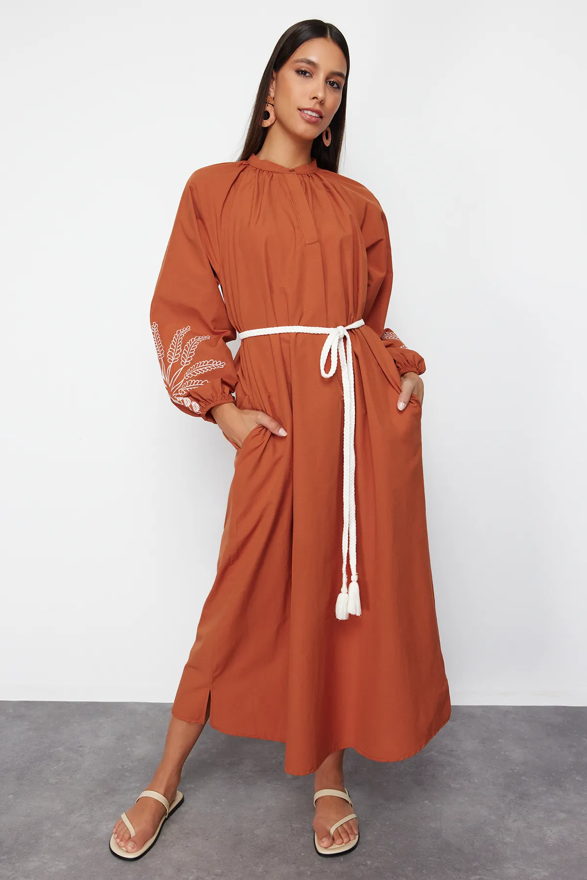 Trendyol Modest  Zimtfarbenes, ungefüttertes, besticktes / besticktes, gewebtes Hijab-Kleid aus Terrycotton TCTSS24EB00213