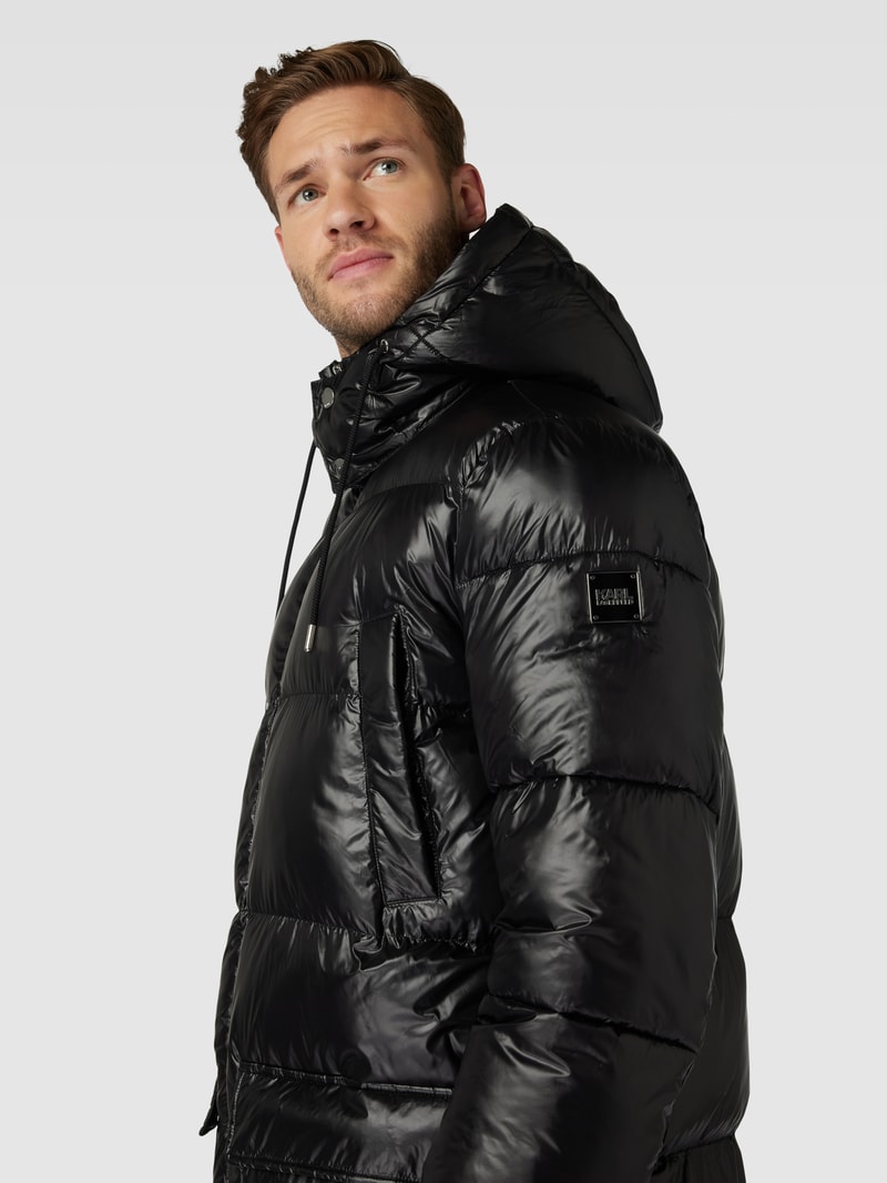 Steppjacke mit Pattentaschen und Label-Detail in schwarz