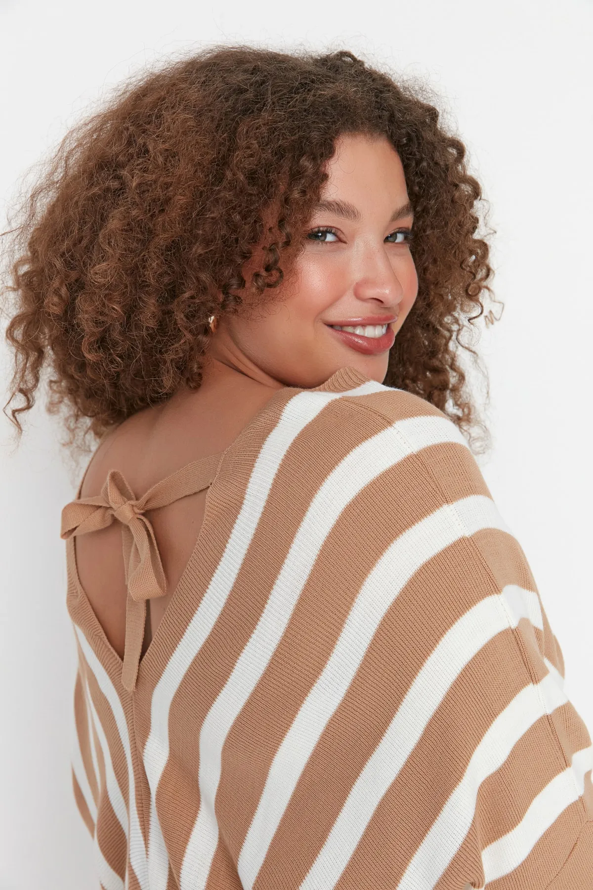 Trendyol Curve  Kamelfarbener Strickpullover mit Fledermausärmeln TBBAW23AN00039