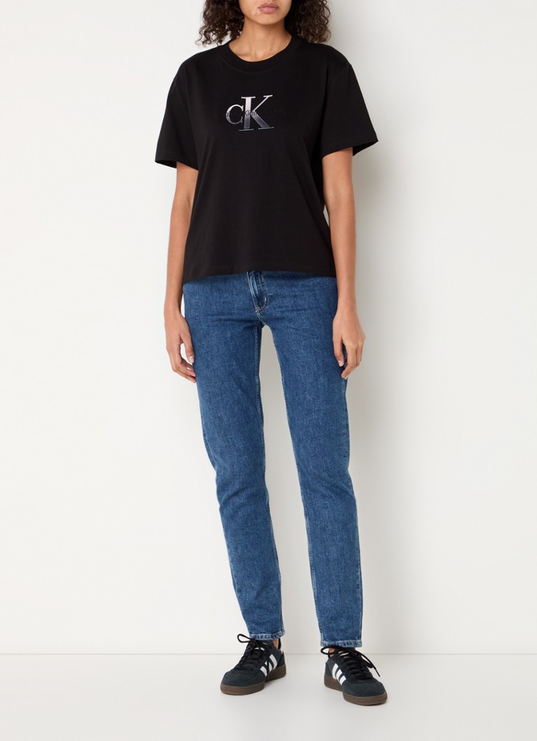 Calvin Klein -t-paita, jossa logobrodeeraus