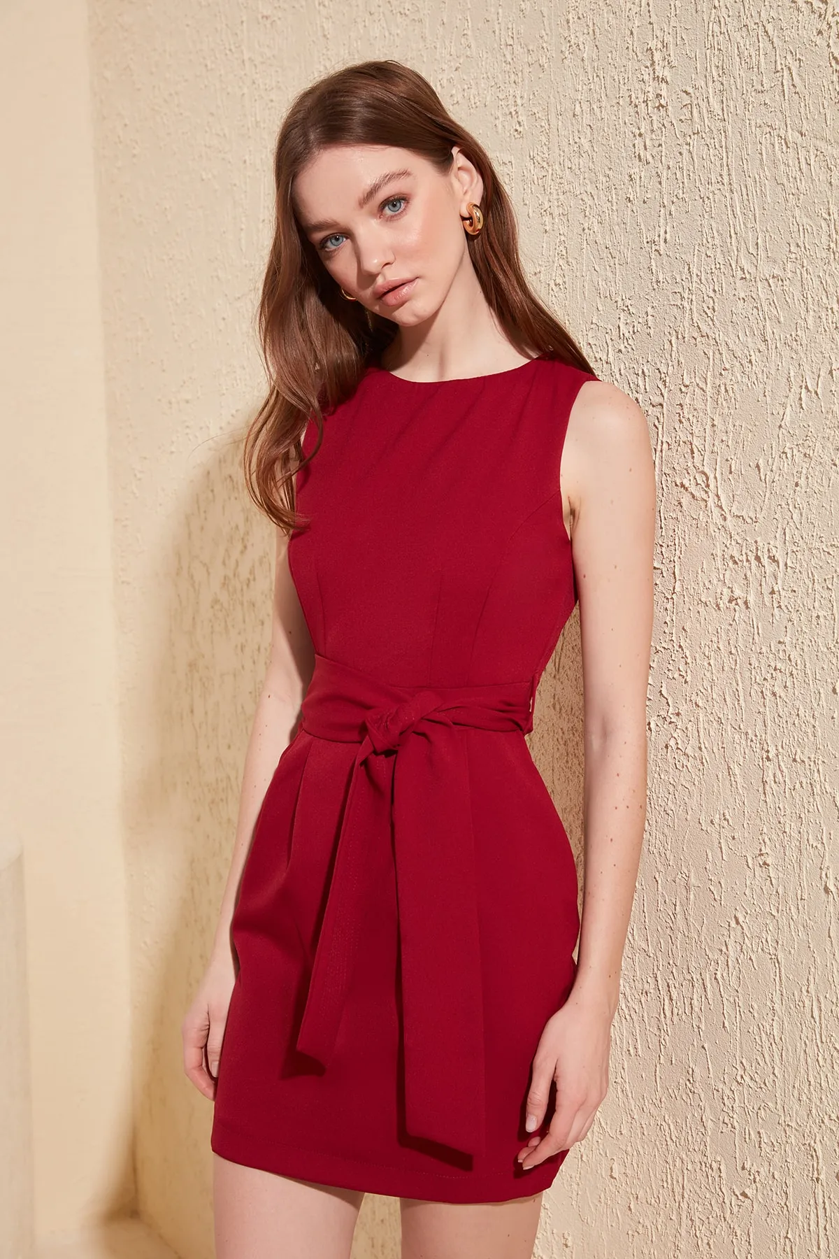 Trendyol Collection  Burgunderfarbenes Mini-Webkleid mit Gürtel und Rundhalsausschnitt TWOSS19AA0063