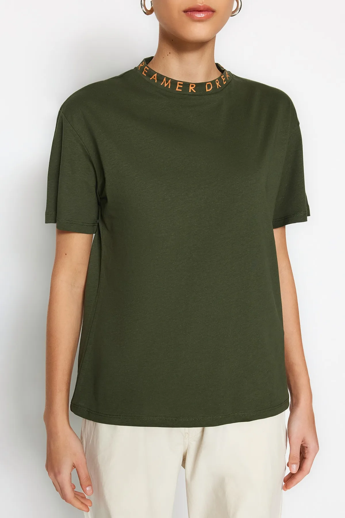 Trendyol Collection  Grünes Basic-Strick-T-Shirt aus 100 % Baumwolle mit Slogan-Print und Stehkragen TWOAW20TS0099