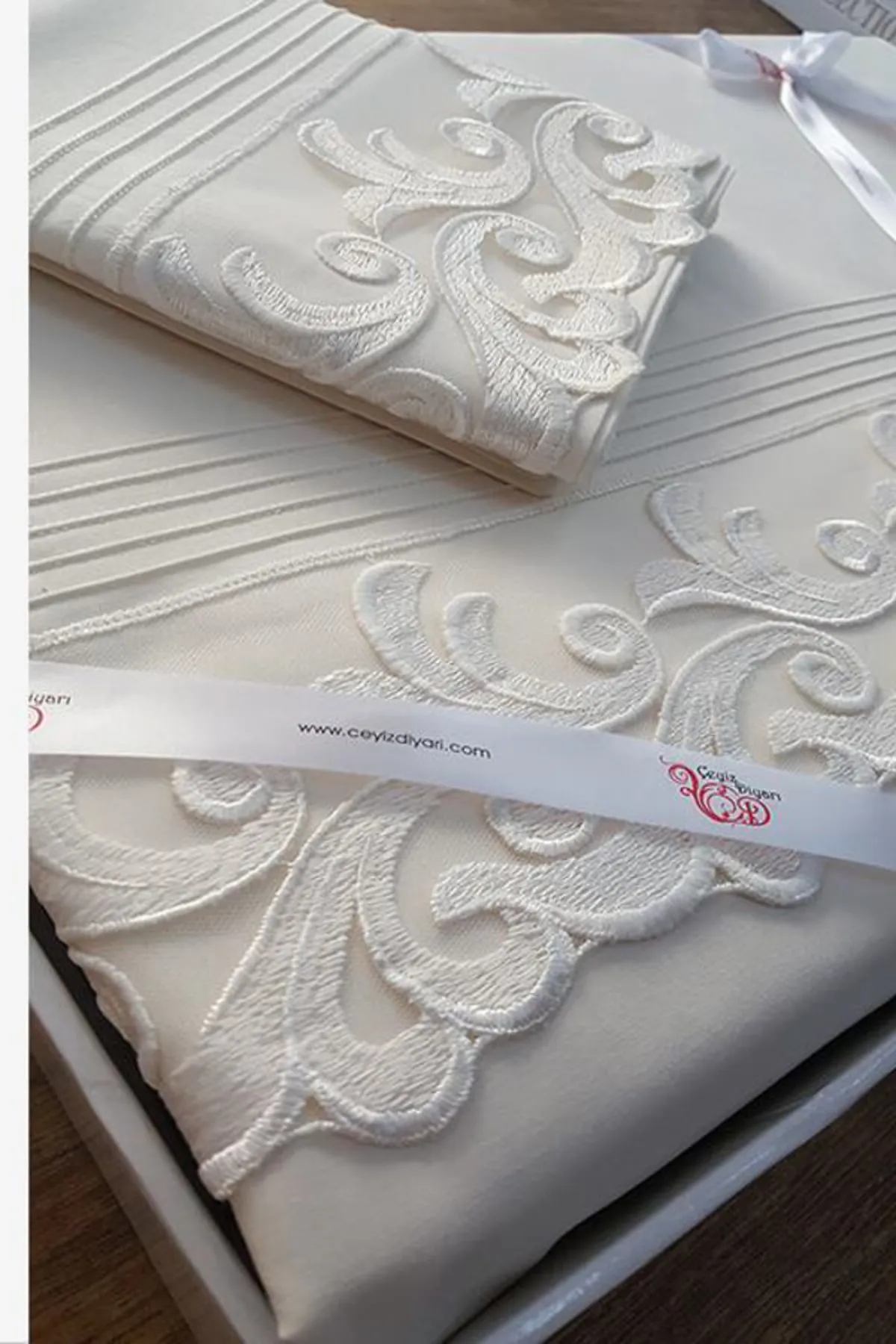 Çeyiz Diyarı  Geripptes Belinda-Bettbezug-Set aus französischer Guipure-Spitze, Creme 178813