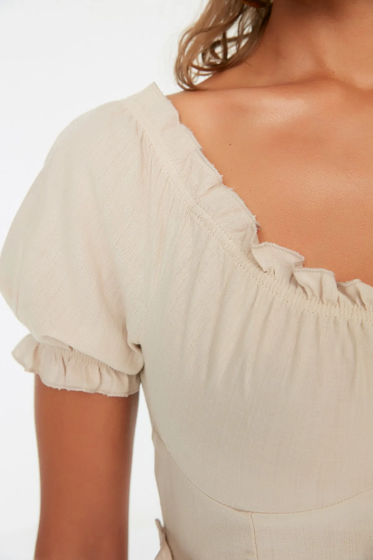 Trendyol Collection  Beigefarbenes Strandkleid mit Knopfdetail TBESS21EL3908