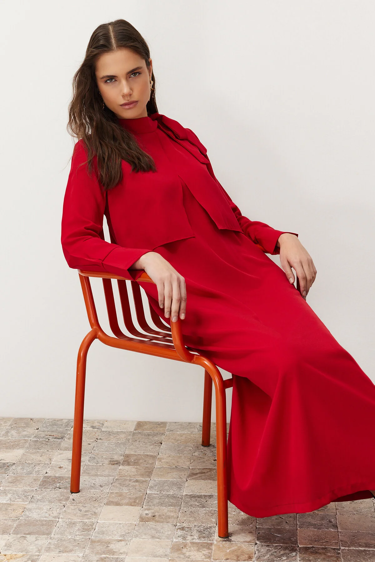 Trendyol Modest  Burgunderfarbenes, gürtelloses, ungefüttertes Hijab-Kleid aus Frotteeviskose mit schlichtem Webmuster TCTSS23EB00283