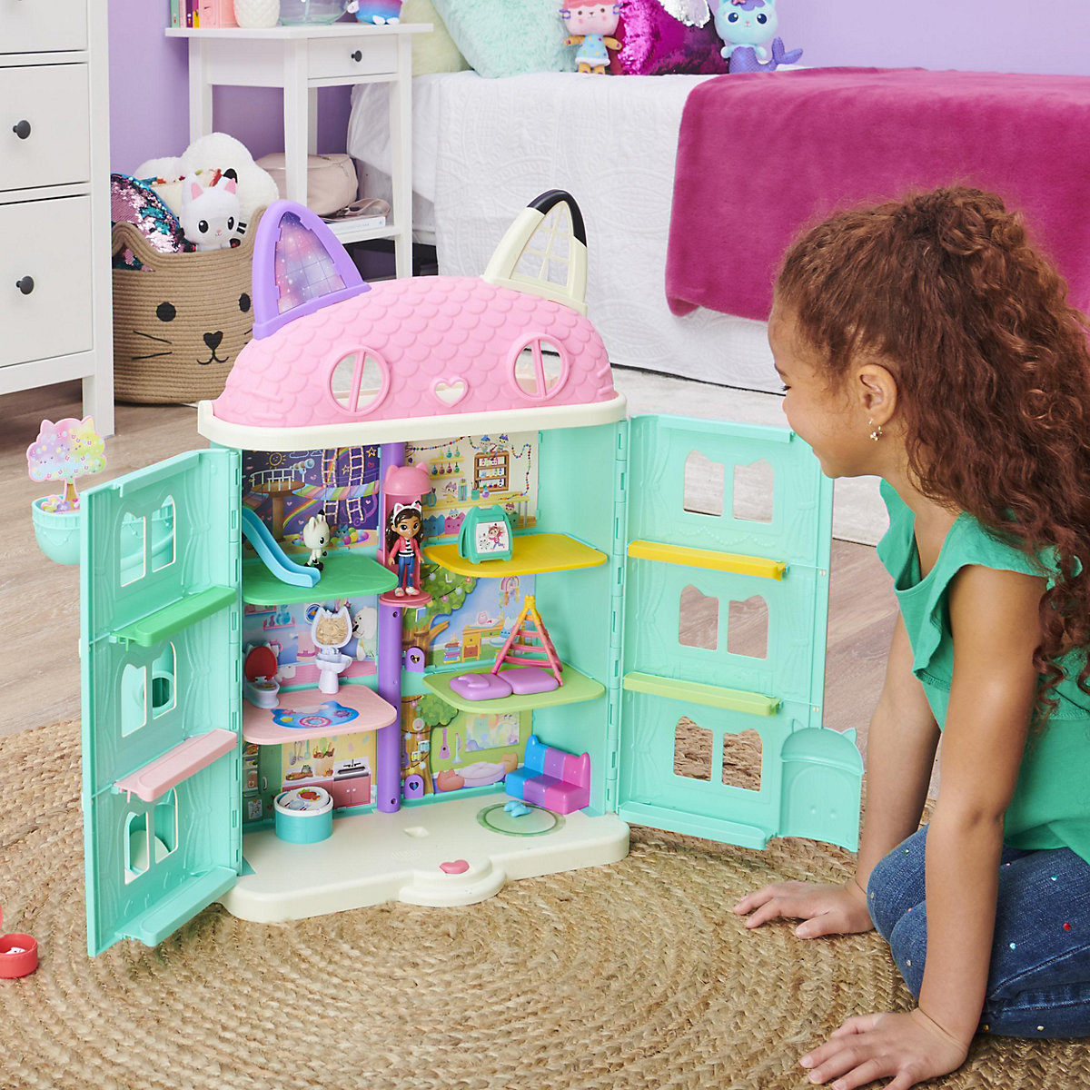Gabby‘s Dollhouse, Puppenhaus mit 2 Spielzeugfiguren, 8 Möbelstücken, 3 Zubehörteilen, 2 Überraschungsboxen und Geräuschen, geeignet für Kinder ab 3 Jahren
