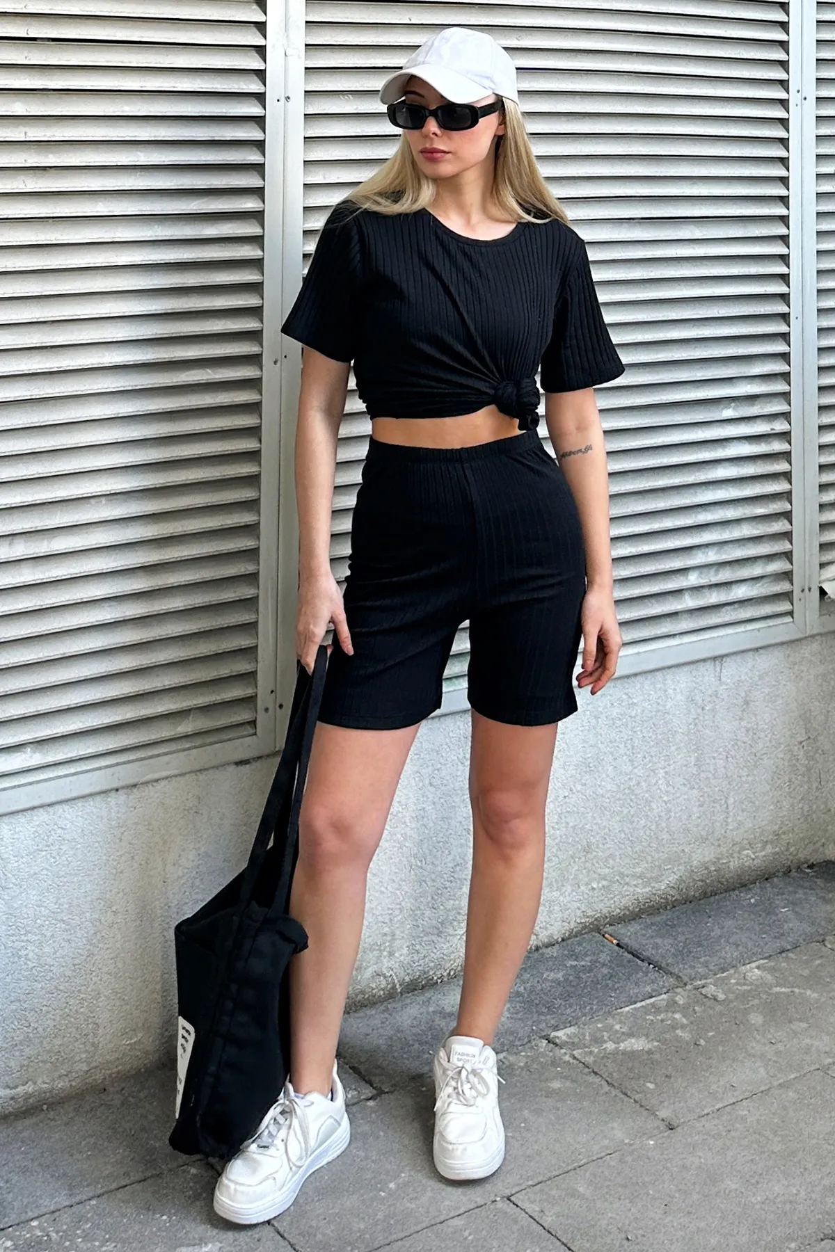 Trend Alaçatı Stili  Schwarzer Damen-Shorts mit Rundhalsausschnitt, Doppelanzug ALC-X11543