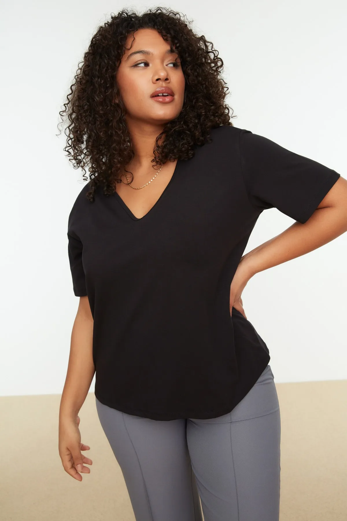 Trendyol Curve  Schwarzes Basic-Strick-T-Shirt mit V-Ausschnitt TBBSS22BF0028