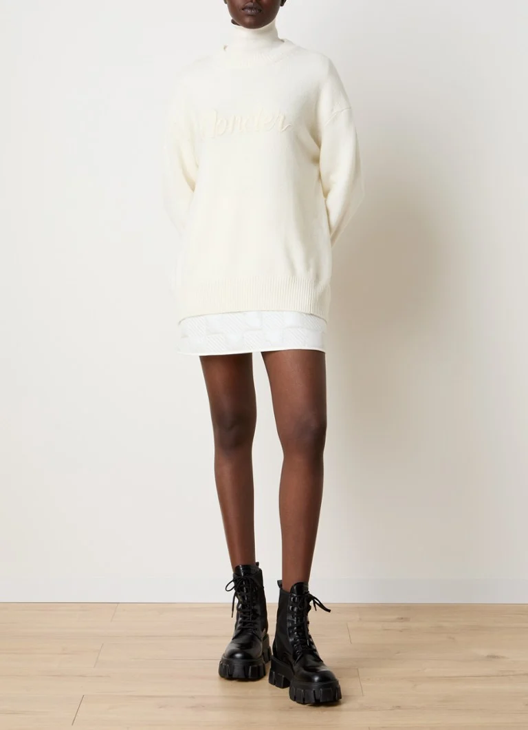 Maglione Moncler in pregiato misto cashmere con logo ricamato.