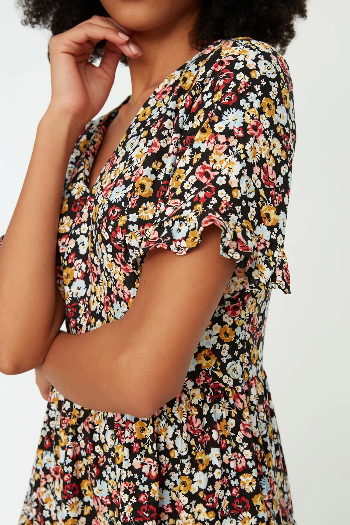 Trendyol Collection  Mehrfarbiges, gewebtes Kleid mit Blumenmuster TWOSS20EL2431