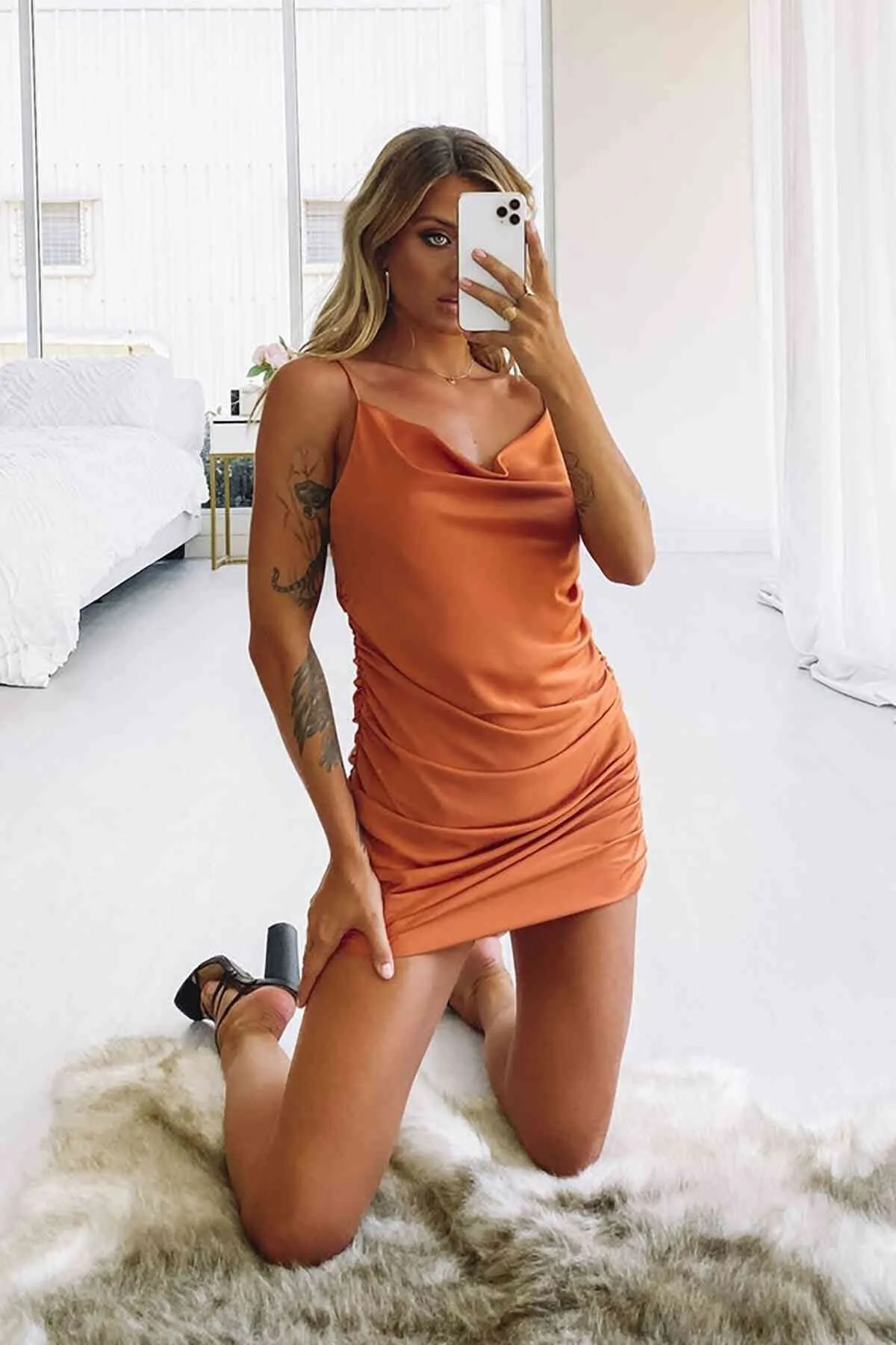 Merry See  Aria&'s Closet Kurzes Nachthemdkleid aus Satin mit seitlicher Raffung Kupfer