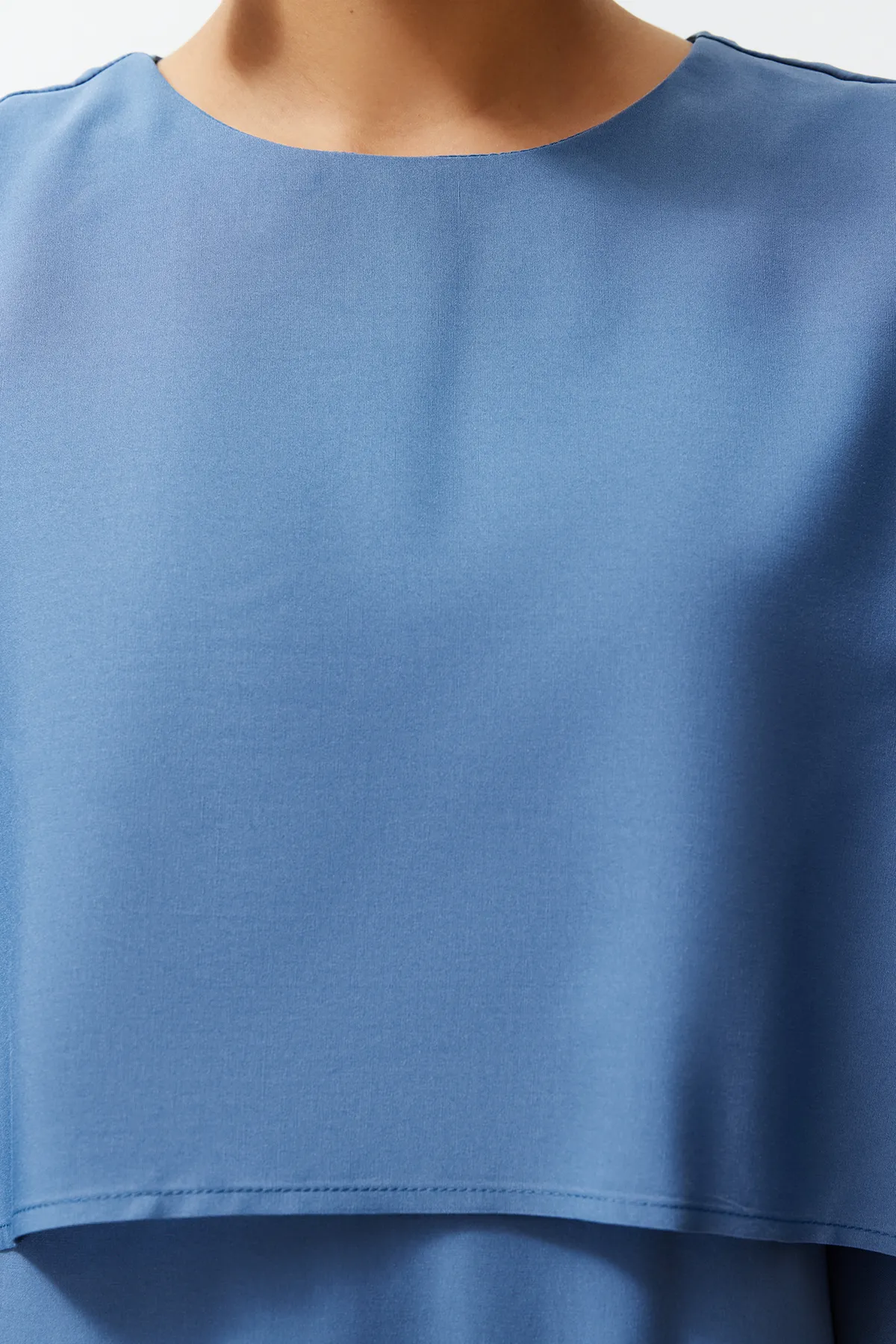 Trendyol Modest  Blaues, gerades, detailliertes Aller-Webkleid TCTSS24EB00146