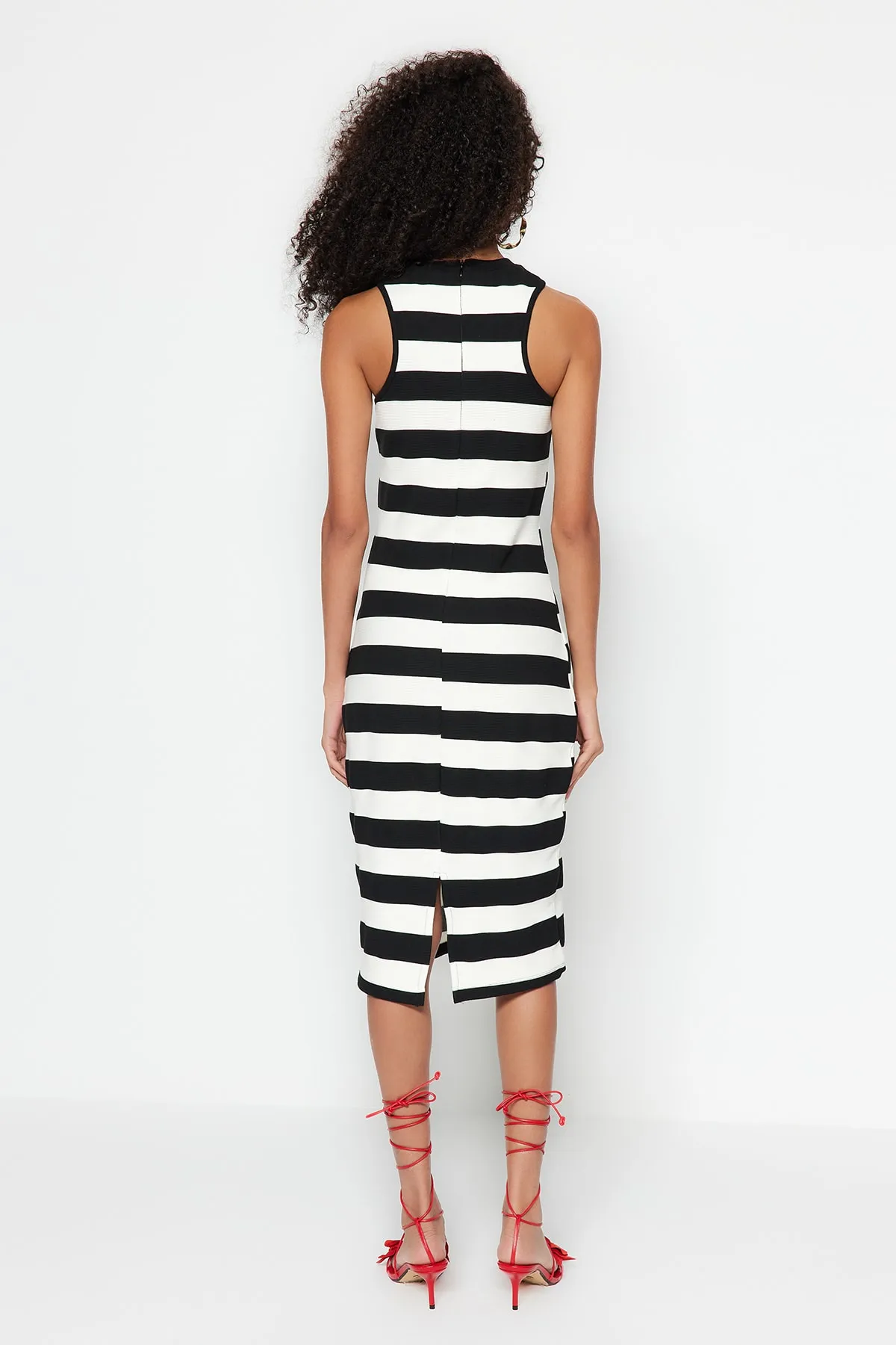 Trendyol Collection  Schwarz-weiß gestreiftes, figurbetontes Midi-Strickkleid mit Rundhalsausschnitt TWOSS23EL01369