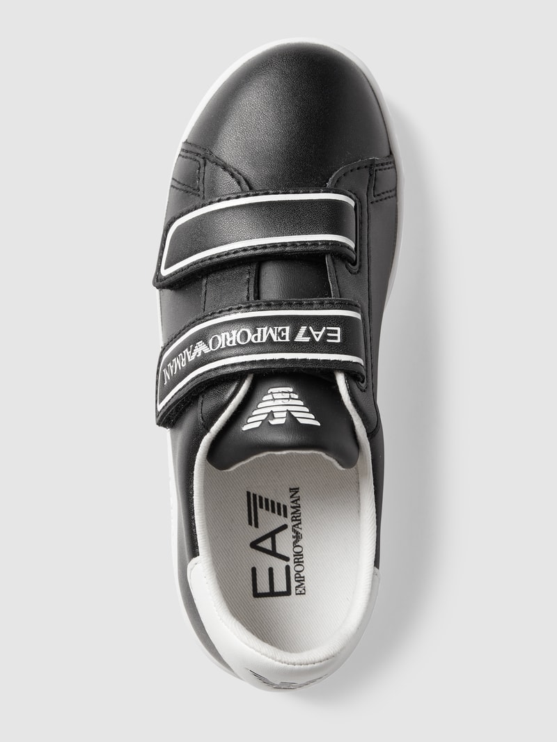 Sneaker mit Label-Prägung in schwarz
