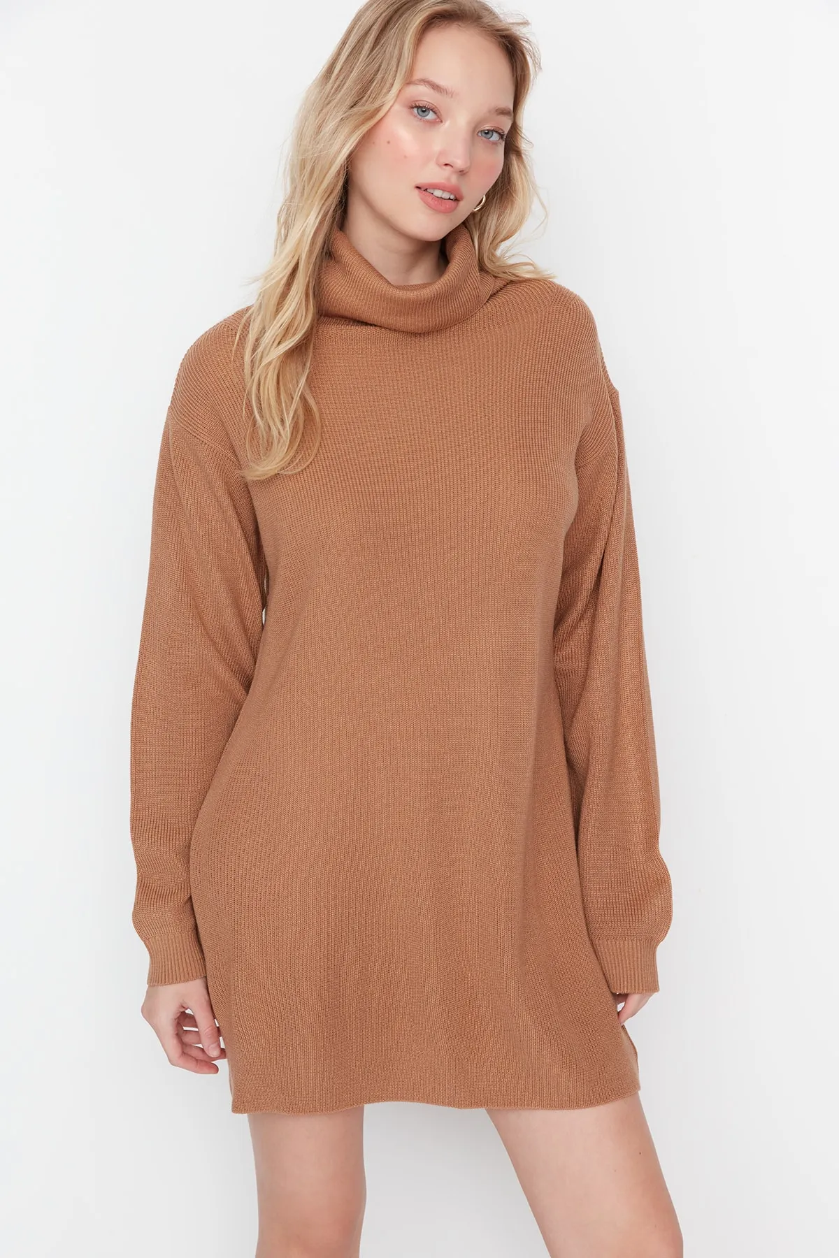 Trendyol Collection  Braunes Mini-Strickkleid mit Rollkragen TWOAW23EL00026
