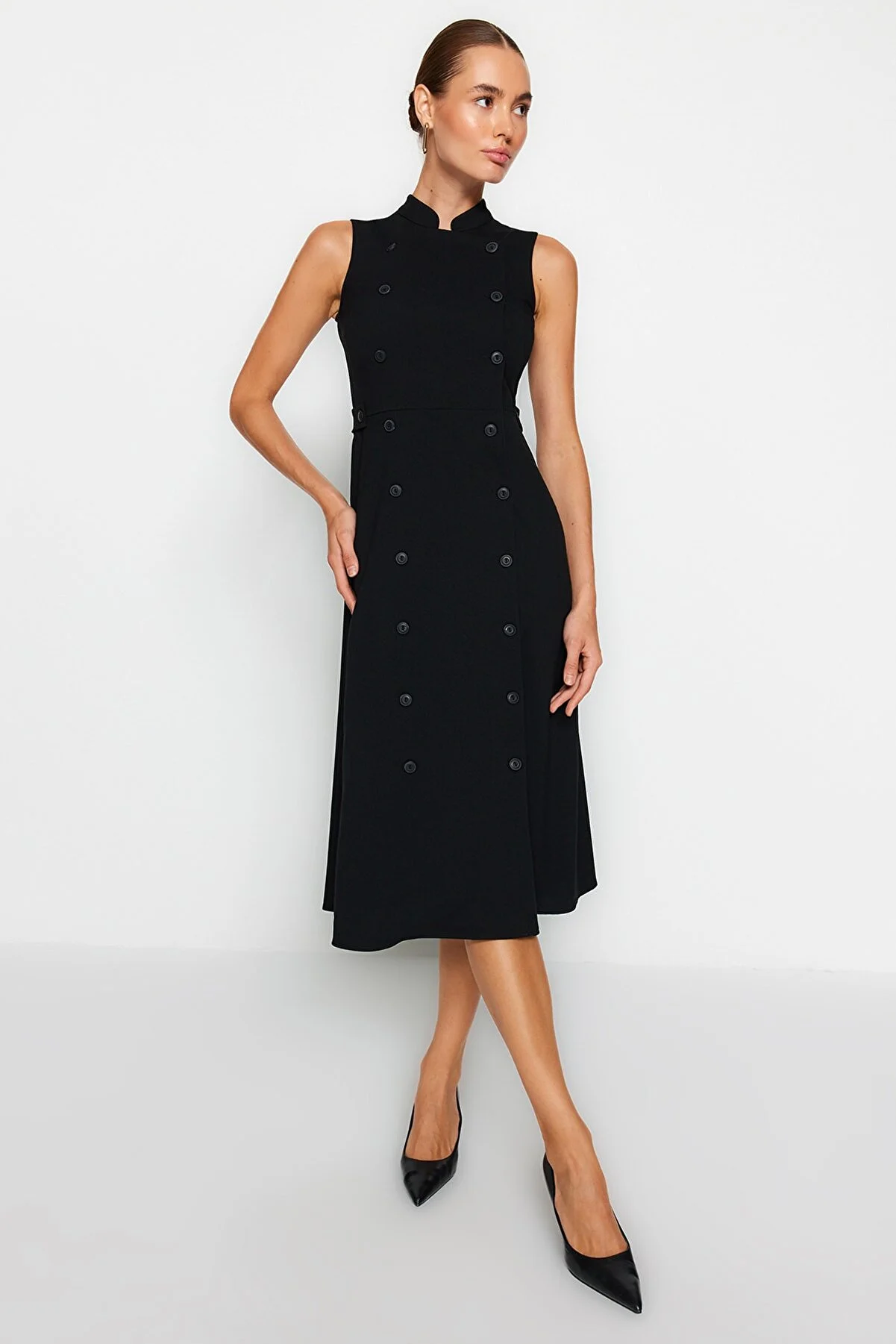 Trendyol Collection  Schwarzes Midi-Webkleid mit geknöpftem Häuptlingskragen TWOAW24EL00422