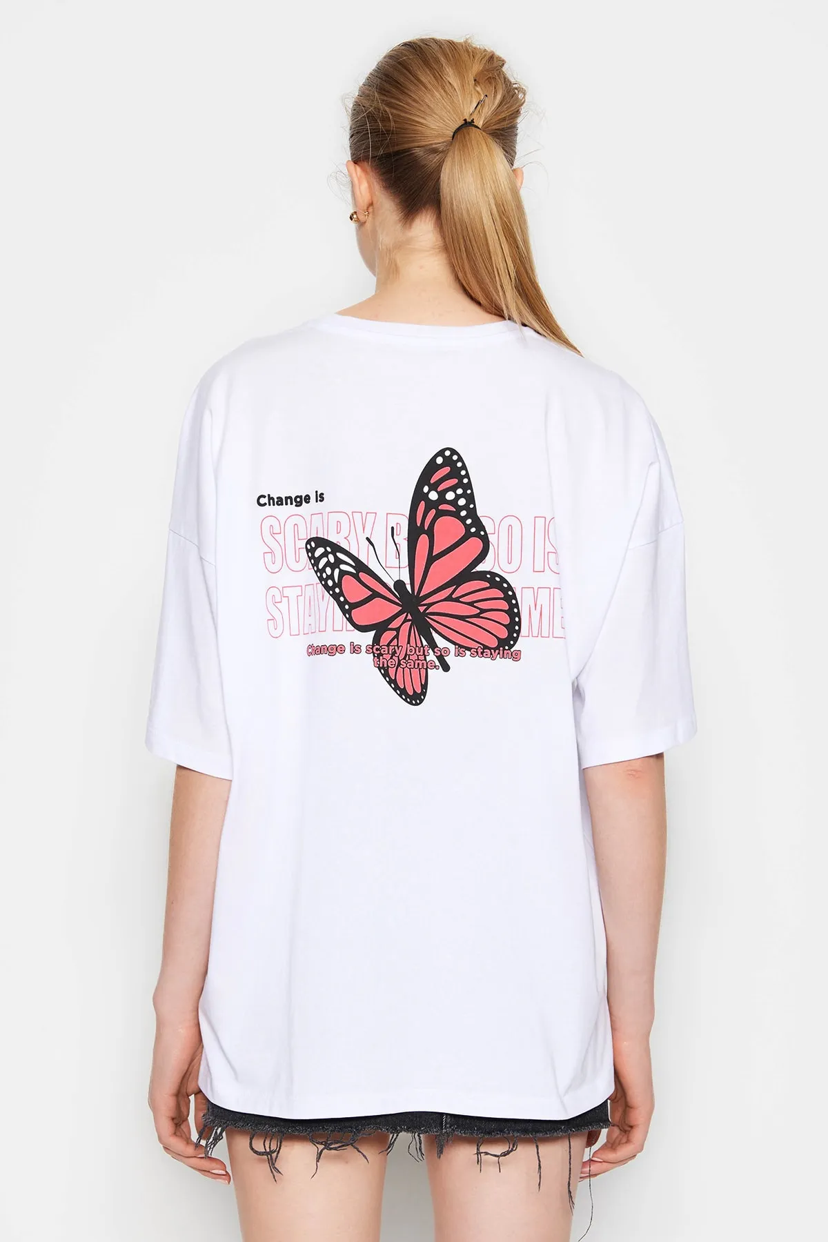 Trendyol Collection  Weißes Oversize-Strick-T-Shirt aus 100 % Baumwolle mit Aufdruck auf Brust und Rücken TWOSS23TS00188