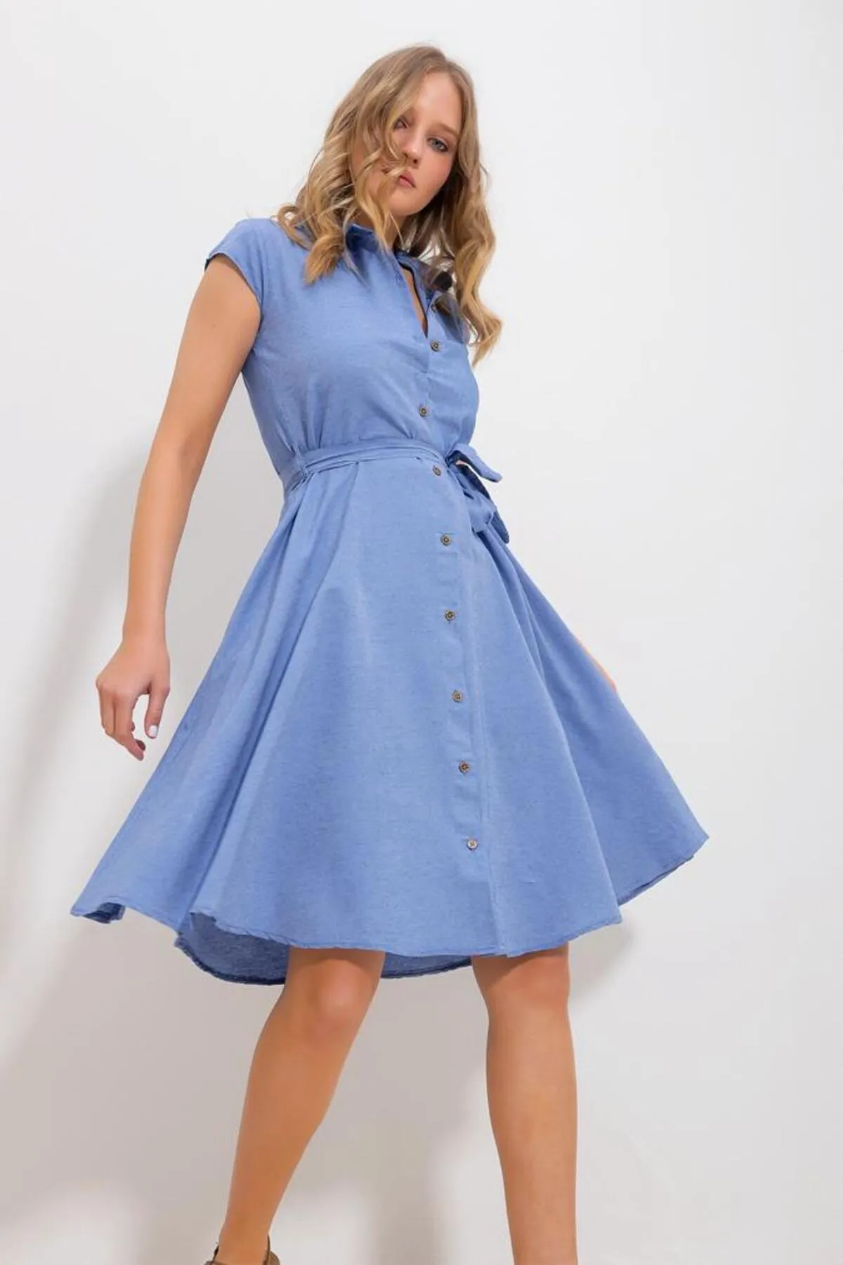 Trend Alaçatı Stili  Blaues ärmelloses Hemdkleid aus Leinengewebe für Damen ALC-X6056