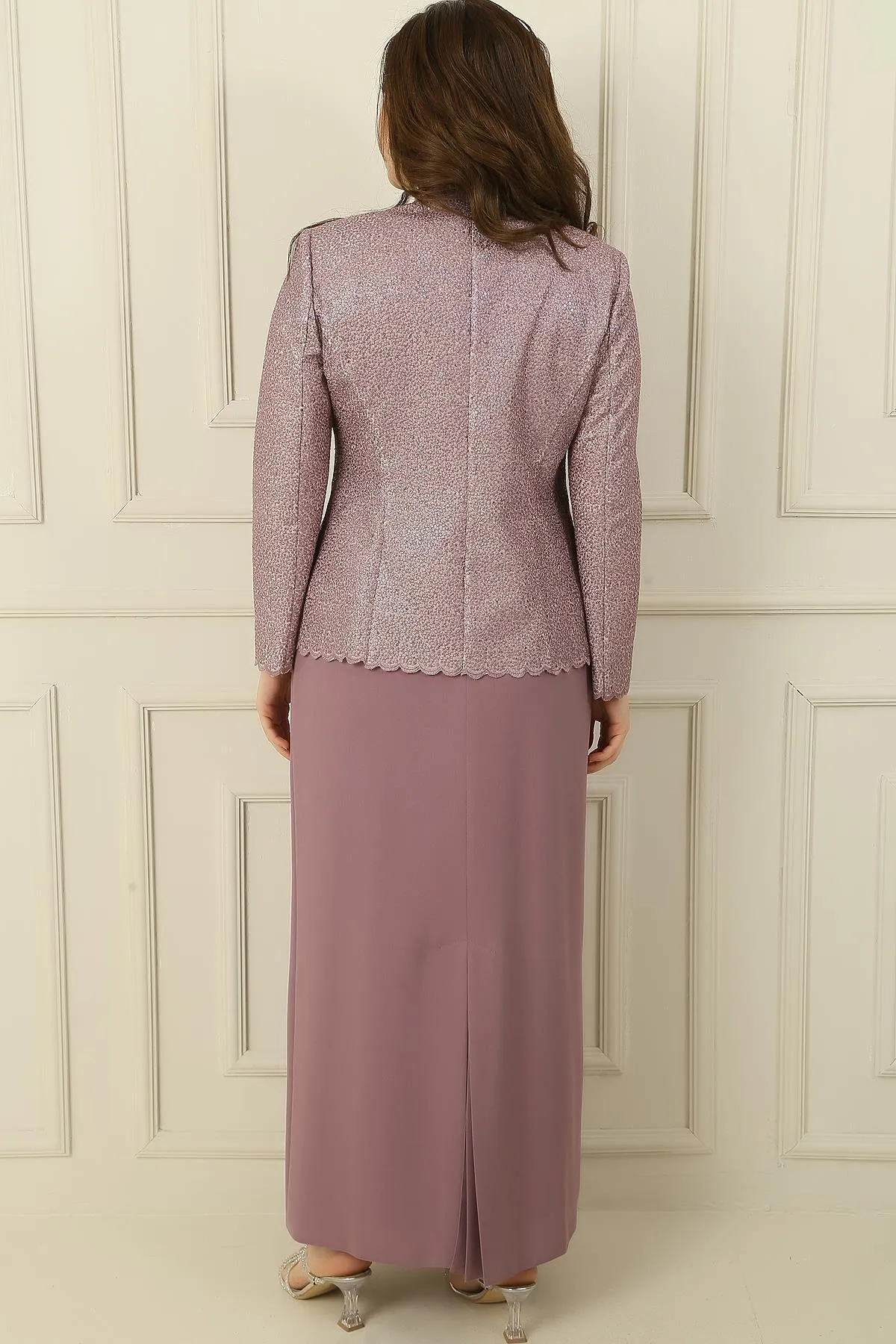 By Saygı  2-teiliges Set mit Kragen, Steinfutter, langem Kreppkleid und Paillettenjacke in Übergröße