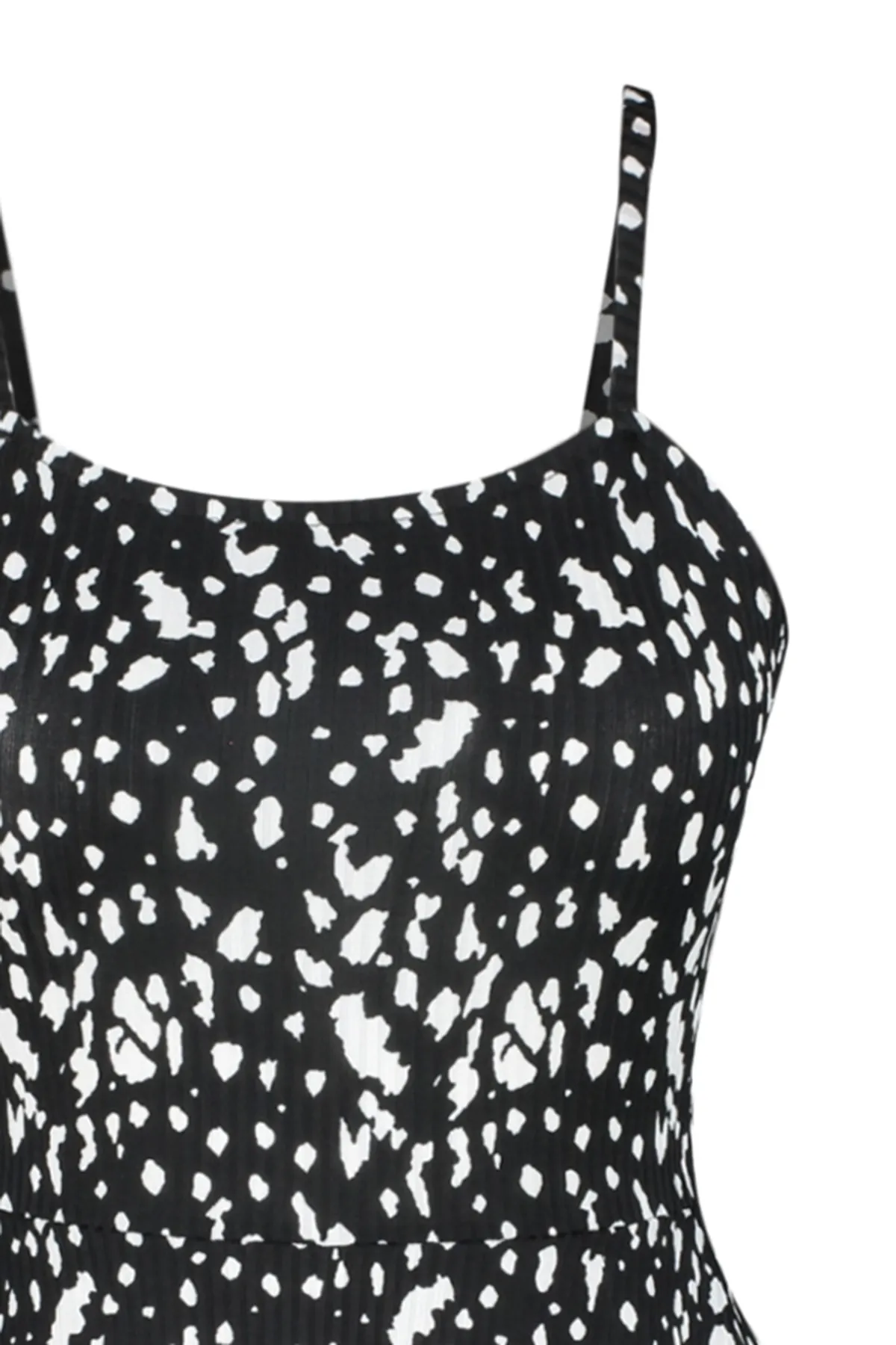 Trendyol Collection  Schwarzer Mini-Strick-Jumpsuit mit Riemchenvolant und Shorts TWOSS23TU00044