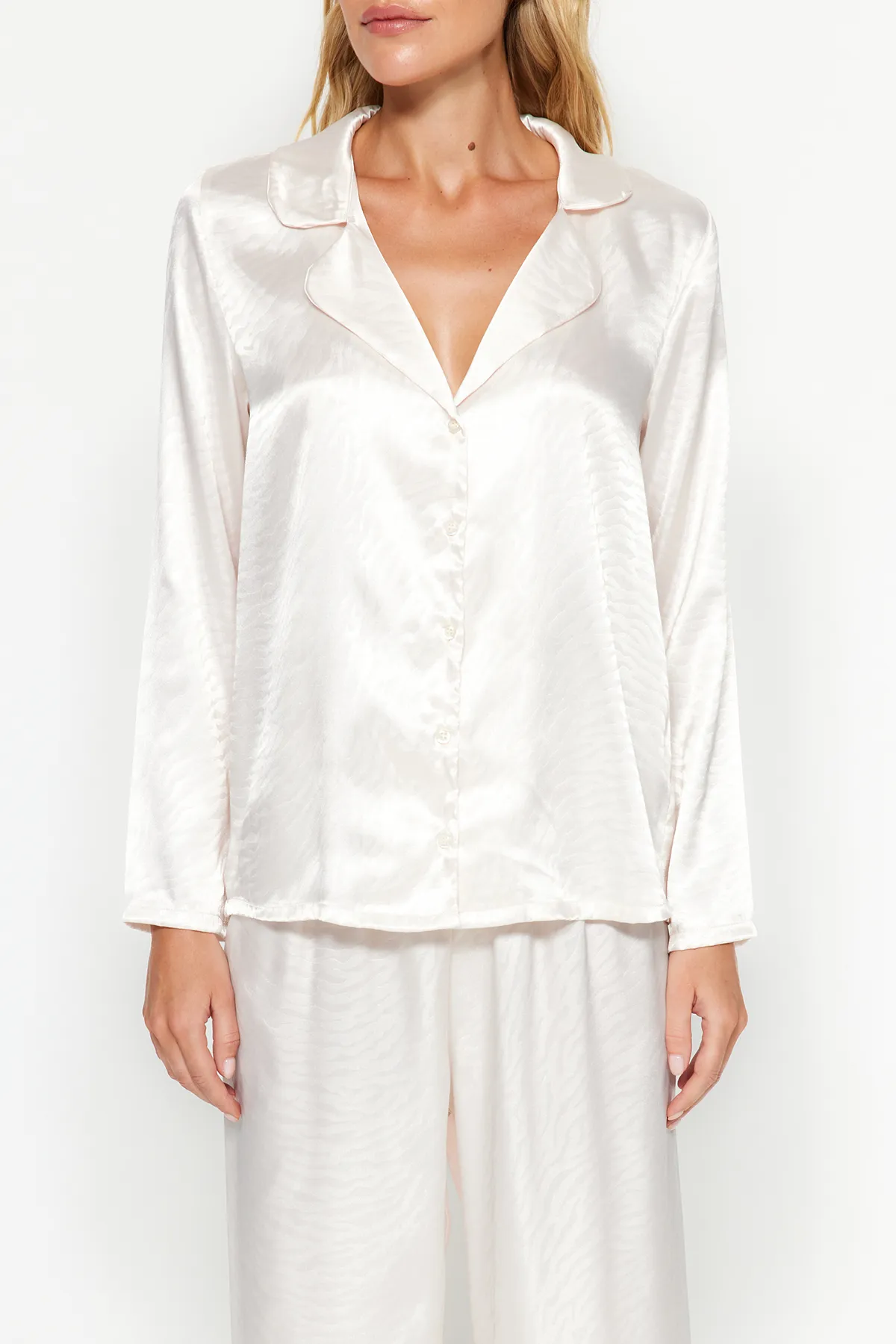 Trendyol Collection  Ecrufarbenes, gewebtes Pyjama-Set aus Hemd und Hose aus Satin mit Tiermuster THMAW24PT00001