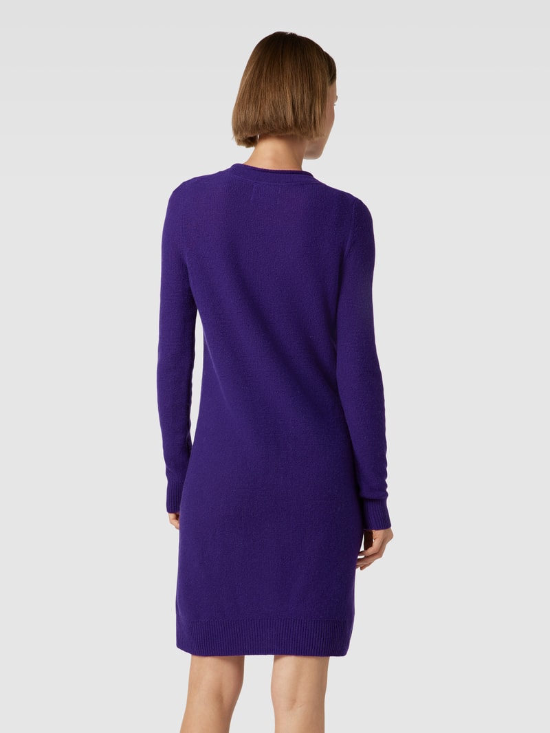 Knielanges Strickkleid mit geripptem Rundhalsausschnitt in purple