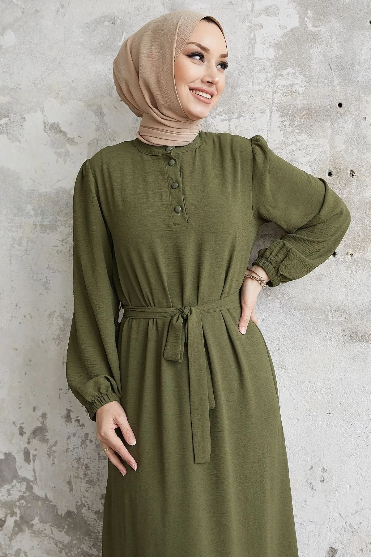 InStyle  Meyra Ayrobin-Kleid mit Knöpfen – Khaki