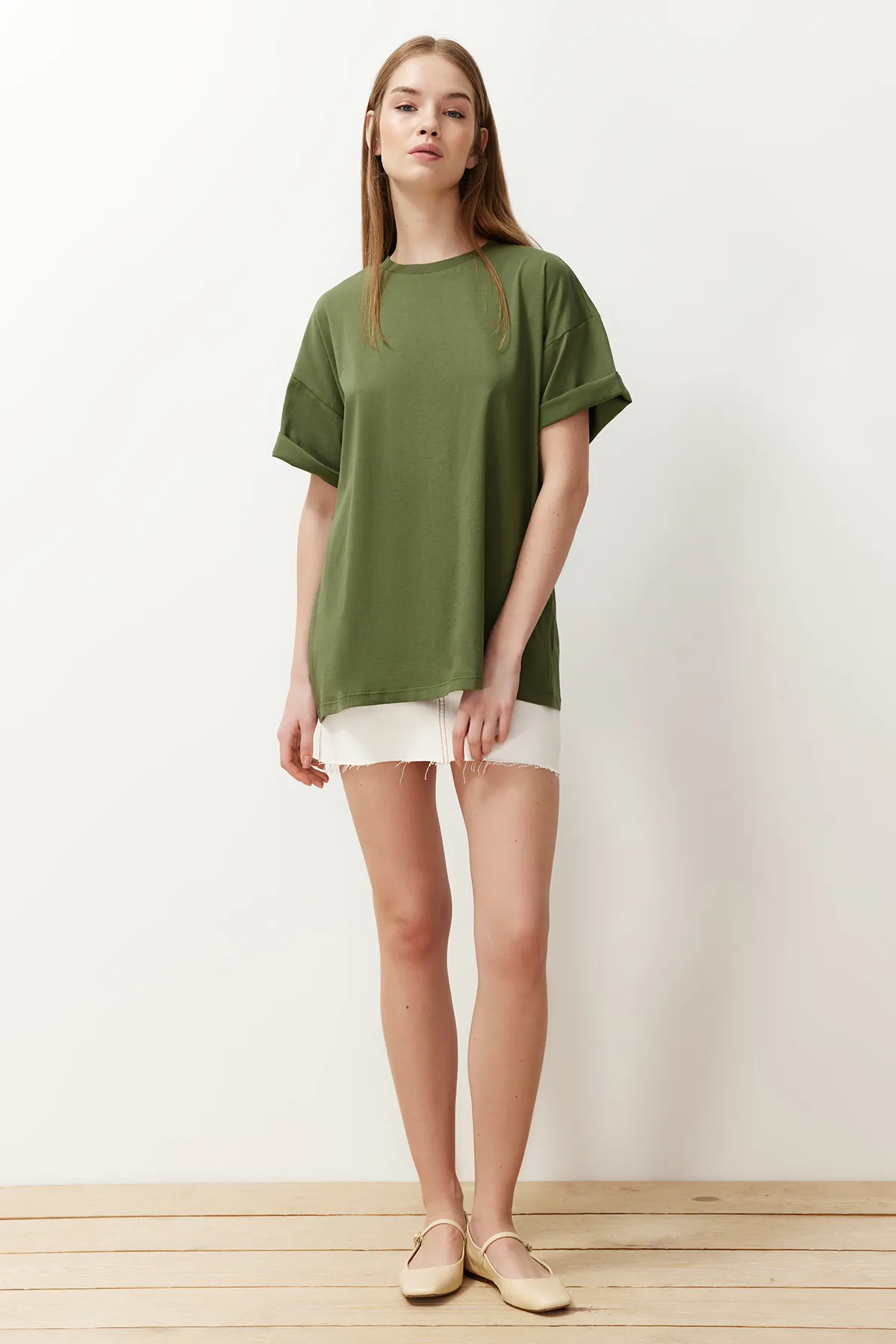Trendyol Collection  Khakifarbenes T-Shirt mit Rundhalsausschnitt, 100 % Baumwolle, weite Passform - TWOSS20TS0134