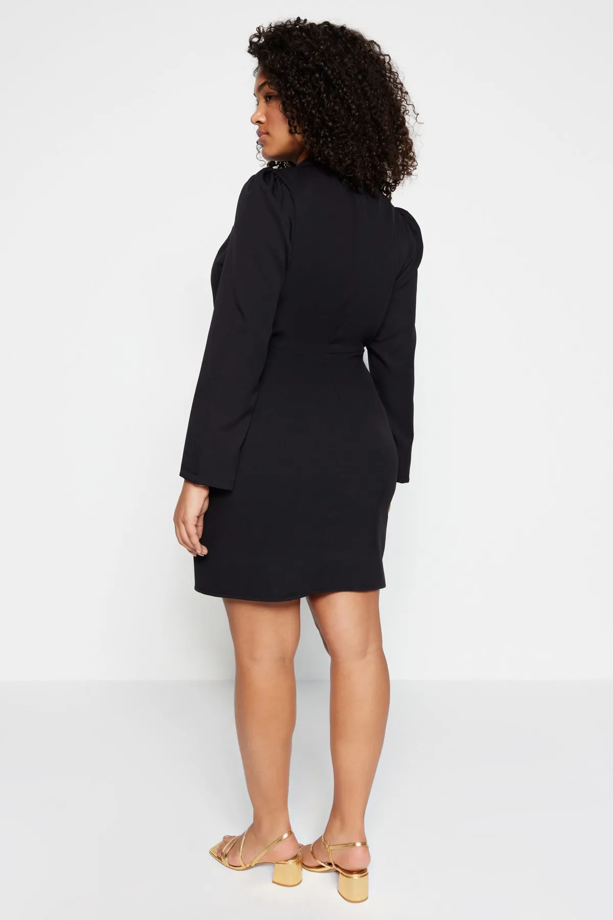 Trendyol Curve  Schwarzes Plus-Size-Kragen, tief ausgeschnittenes, ungefüttertes, langärmliges, figurbetontes Mini-Webkleid TBBAW23AH00040